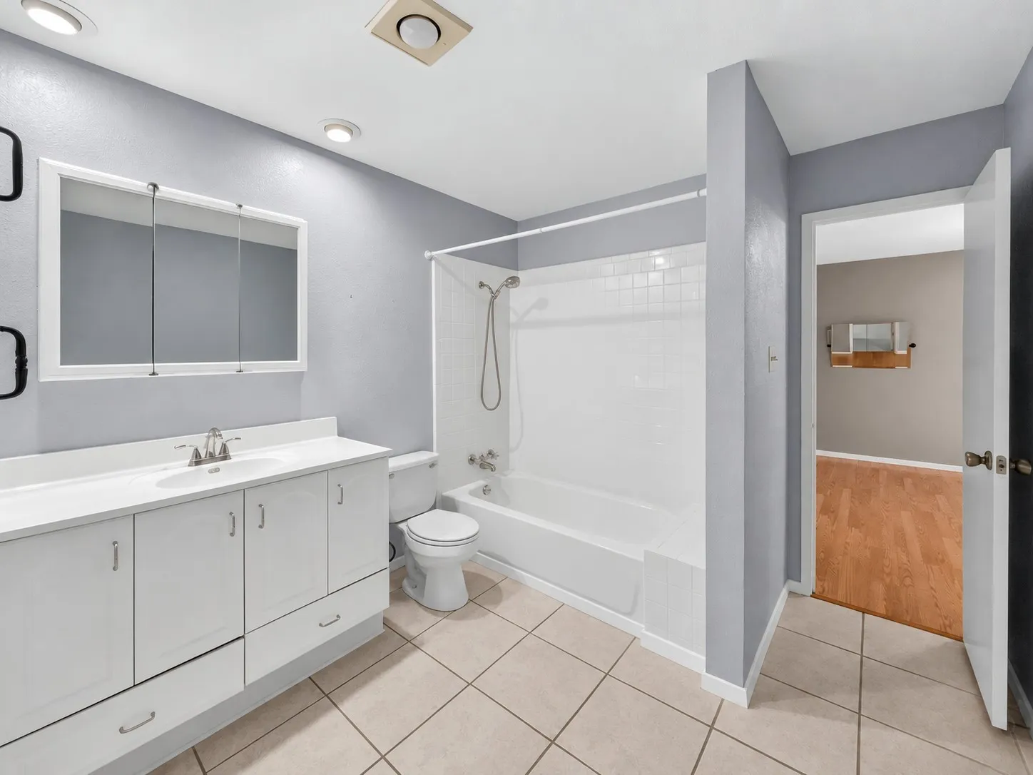 Single Family Residence For Sale in Tarrant County , 3820 Aspenwood Drive, Bedford, Texas 76021, 3 Bedroom, 2 Bathroom, 2 Garage spaces, 2,044 Sqft, built in 1979, mls#21388748, Real Estate Agent in Bedford, Homes For Sale in Tarrant county, Homes For Sale in Bedford, Realtor in Bedford Texas, Real Estate Brokerage Independent Realty Texas, Luminita Cordes Realtor