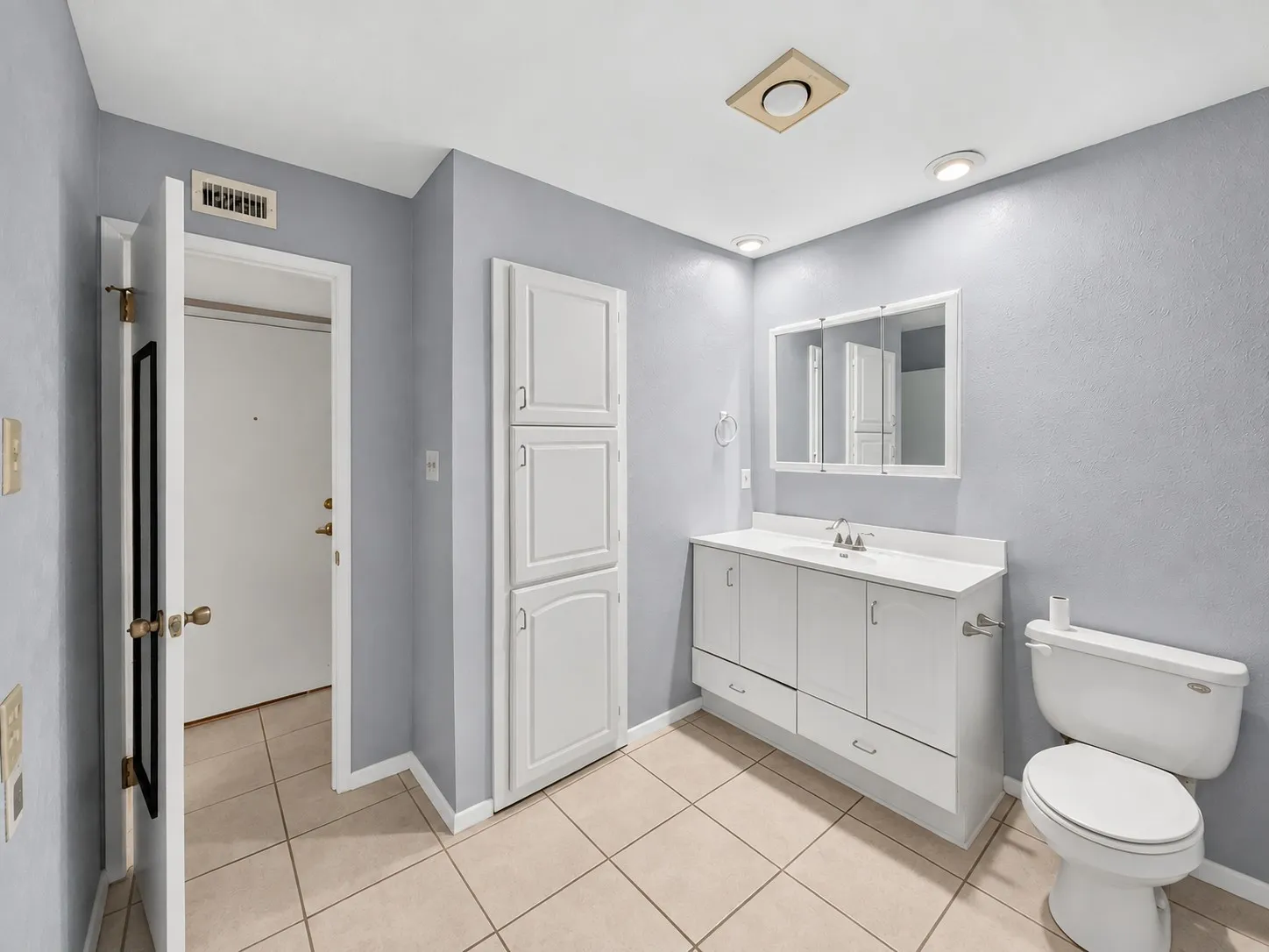 Single Family Residence For Sale in Tarrant County , 3820 Aspenwood Drive, Bedford, Texas 76021, 3 Bedroom, 2 Bathroom, 2 Garage spaces, 2,044 Sqft, built in 1979, mls#21388748, Real Estate Agent in Bedford, Homes For Sale in Tarrant county, Homes For Sale in Bedford, Realtor in Bedford Texas, Real Estate Brokerage Independent Realty Texas, Luminita Cordes Realtor