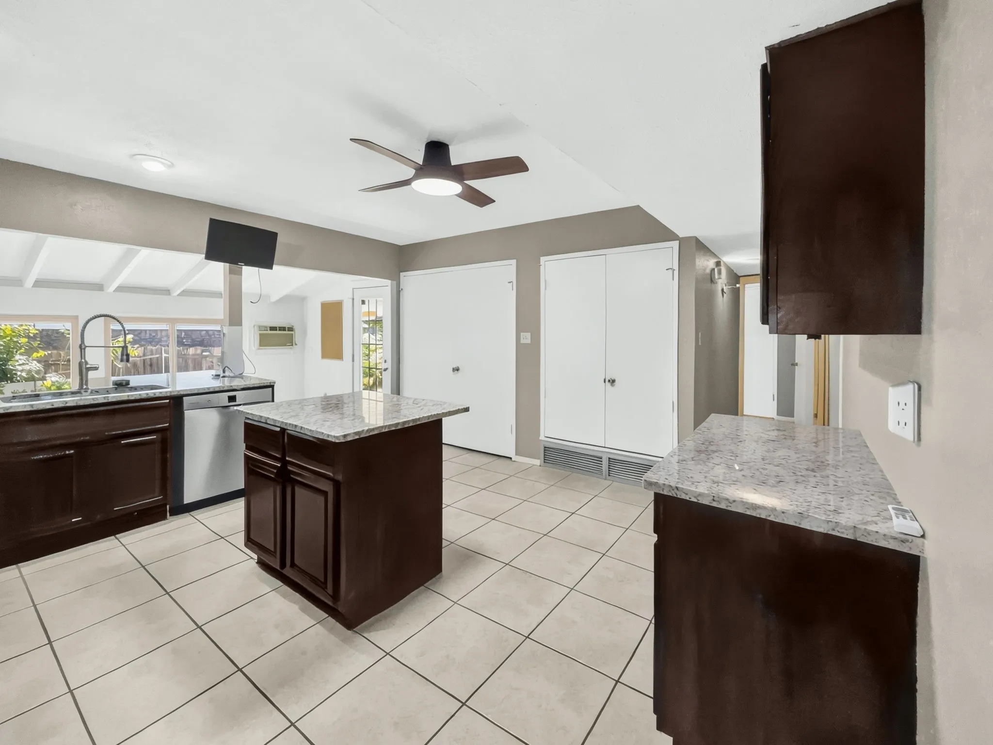 Single Family Residence For Sale in Tarrant County , 3820 Aspenwood Drive, Bedford, Texas 76021, 3 Bedroom, 2 Bathroom, 2 Garage spaces, 2,044 Sqft, built in 1979, mls#21388748, Real Estate Agent in Bedford, Homes For Sale in Tarrant county, Homes For Sale in Bedford, Realtor in Bedford Texas, Real Estate Brokerage Independent Realty Texas, Luminita Cordes Realtor