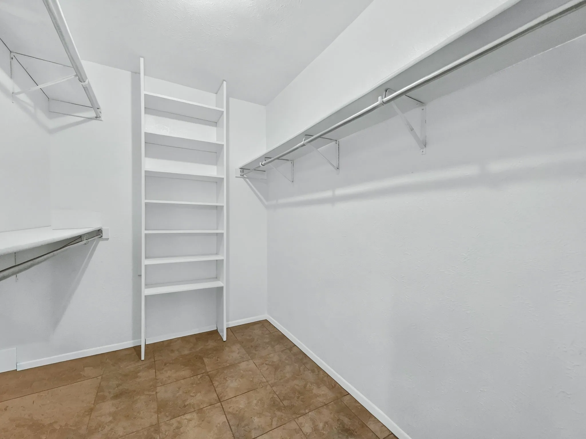 Single Family Residence For Sale in Tarrant County , 3820 Aspenwood Drive, Bedford, Texas 76021, 3 Bedroom, 2 Bathroom, 2 Garage spaces, 2,044 Sqft, built in 1979, mls#21388748, Real Estate Agent in Bedford, Homes For Sale in Tarrant county, Homes For Sale in Bedford, Realtor in Bedford Texas, Real Estate Brokerage Independent Realty Texas, Luminita Cordes Realtor