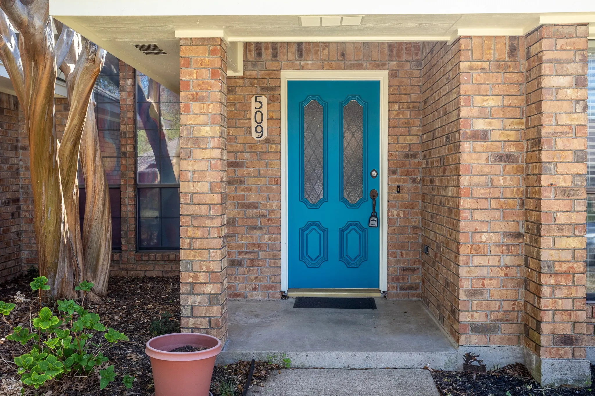 ACCENT DOOR WELCOME YOU TO THE MAIN ENTRY WITH NICE LANDSCAPING