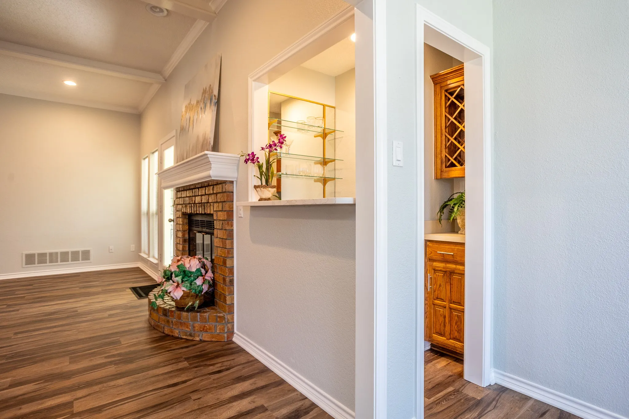WET BAR HAS BUILT-INS