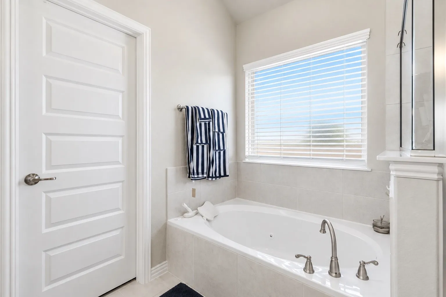 Single Family Residence For Sale in Denton County , 305 Kellan Court, Hickory Creek, Texas 75065, 4 Bedroom, 4 Bathroom, 3 Garage spaces, 2,586 Sqft, built in 2020, mls#21386272, Real Estate Agent in Hickory Creek, Homes For Sale in Denton county, Homes For Sale in Hickory Creek, Realtor in Hickory Creek Texas, Real Estate Brokerage Independent Realty Texas, Luminita Cordes Realtor