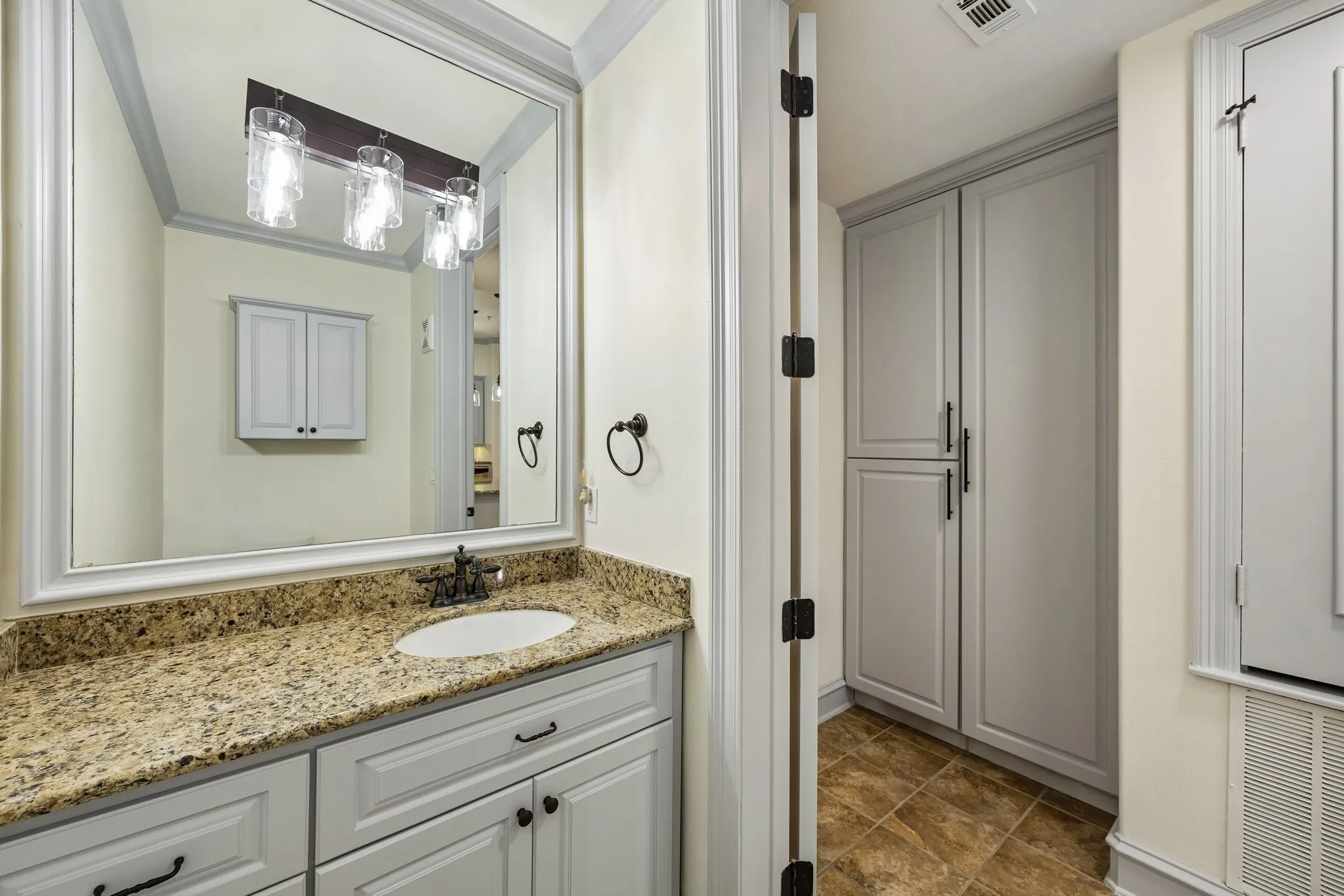 Condominium For Sale in Tarrant County , 301 Watermere Drive 222, Southlake, Texas 76092, 1 Bedroom, 2 Bathroom, Garage spaces, 1,200 Sqft, built in 2008, mls#21388747, Real Estate Agent in Southlake, Homes For Sale in Tarrant county, Homes For Sale in Southlake, Realtor in Southlake Texas, Real Estate Brokerage Independent Realty Texas, Luminita Cordes Realtor