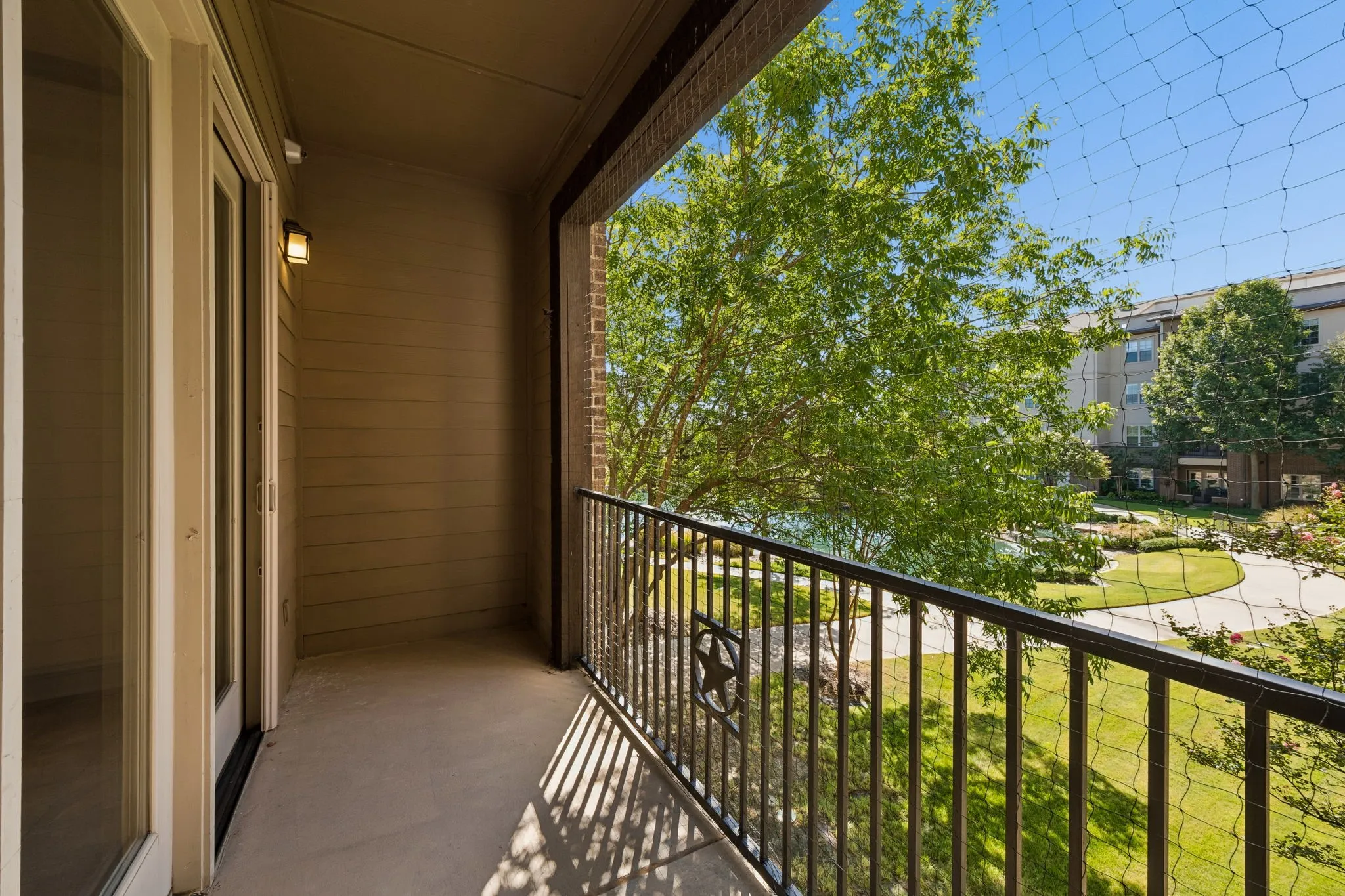 Condominium For Sale in Tarrant County , 301 Watermere Drive 222, Southlake, Texas 76092, 1 Bedroom, 2 Bathroom, Garage spaces, 1,200 Sqft, built in 2008, mls#21388747, Real Estate Agent in Southlake, Homes For Sale in Tarrant county, Homes For Sale in Southlake, Realtor in Southlake Texas, Real Estate Brokerage Independent Realty Texas, Luminita Cordes Realtor