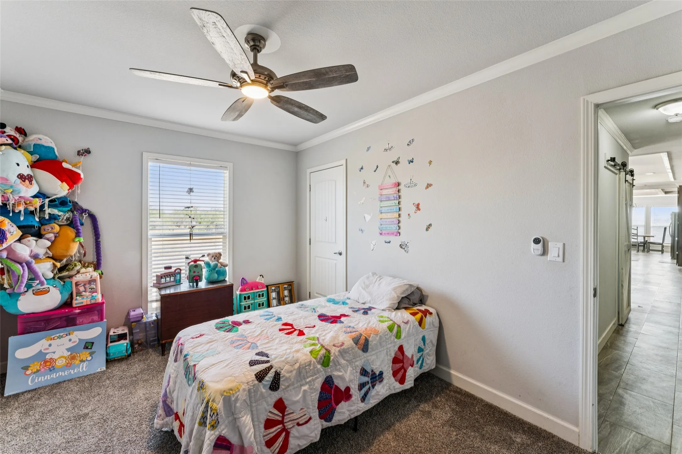 Neutral wall color, window with blinds, ceiling fan with light, white trim, and carpeted flooring