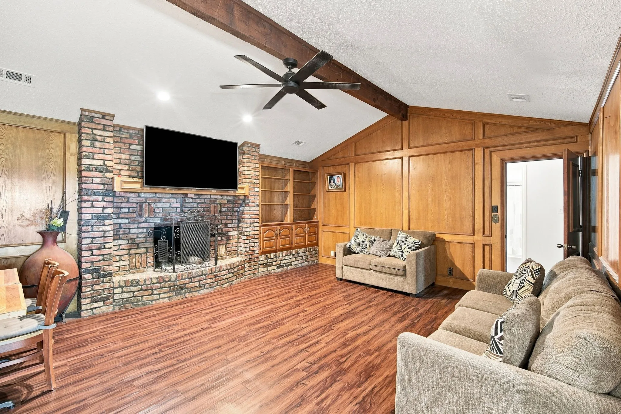 Single Family Residence For Sale in Ellis County , 460 S Fm-55, Italy, Texas 76651, 6 Bedroom, 3 Bathroom, 2 Garage spaces, 2,818 Sqft, built in 1984, mls#21388825, Real Estate Agent in Italy, Homes For Sale in Ellis county, Homes For Sale in Italy, Realtor in Italy Texas, Real Estate Brokerage Independent Realty Texas, Luminita Cordes Realtor