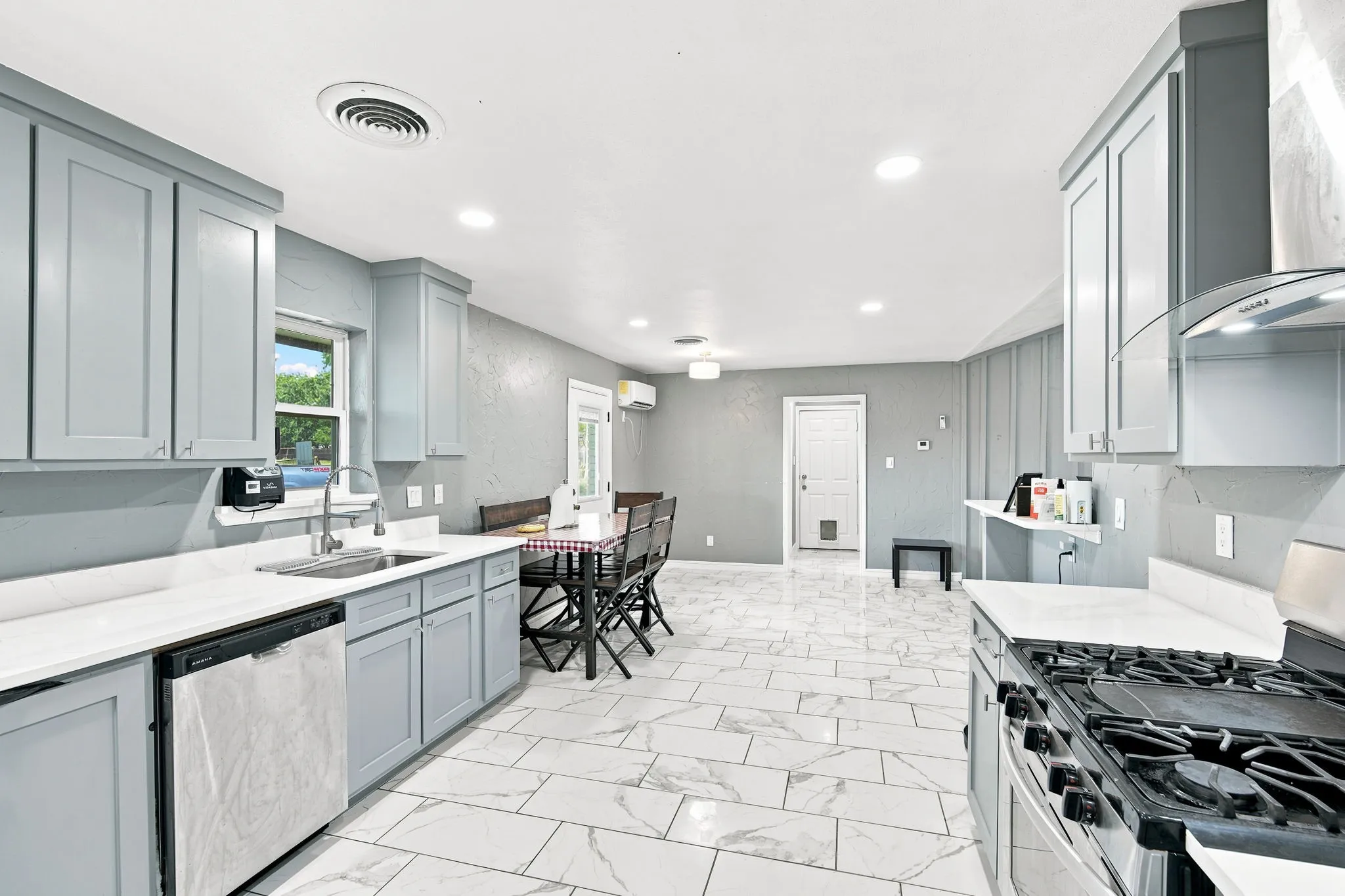 Single Family Residence For Sale in Ellis County , 460 S Fm-55, Italy, Texas 76651, 6 Bedroom, 3 Bathroom, 2 Garage spaces, 2,818 Sqft, built in 1984, mls#21388825, Real Estate Agent in Italy, Homes For Sale in Ellis county, Homes For Sale in Italy, Realtor in Italy Texas, Real Estate Brokerage Independent Realty Texas, Luminita Cordes Realtor