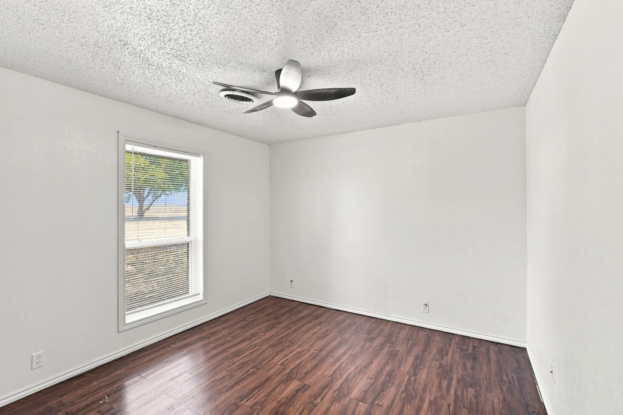 Single Family Residence For Sale in Ellis County , 460 S Fm-55, Italy, Texas 76651, 6 Bedroom, 3 Bathroom, 2 Garage spaces, 2,818 Sqft, built in 1984, mls#21388825, Real Estate Agent in Italy, Homes For Sale in Ellis county, Homes For Sale in Italy, Realtor in Italy Texas, Real Estate Brokerage Independent Realty Texas, Luminita Cordes Realtor