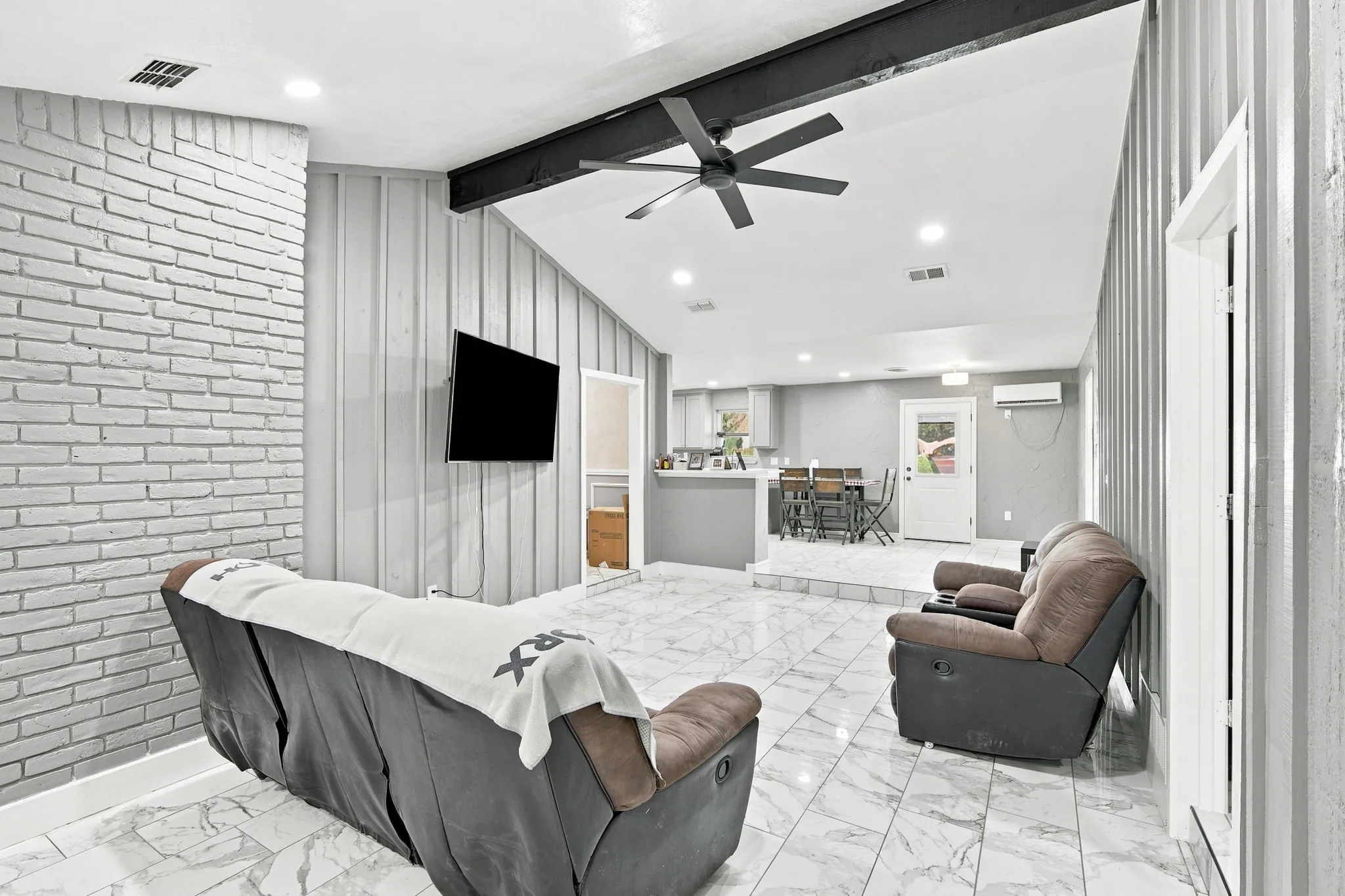 Single Family Residence For Sale in Ellis County , 460 S Fm-55, Italy, Texas 76651, 6 Bedroom, 3 Bathroom, 2 Garage spaces, 2,818 Sqft, built in 1984, mls#21388825, Real Estate Agent in Italy, Homes For Sale in Ellis county, Homes For Sale in Italy, Realtor in Italy Texas, Real Estate Brokerage Independent Realty Texas, Luminita Cordes Realtor
