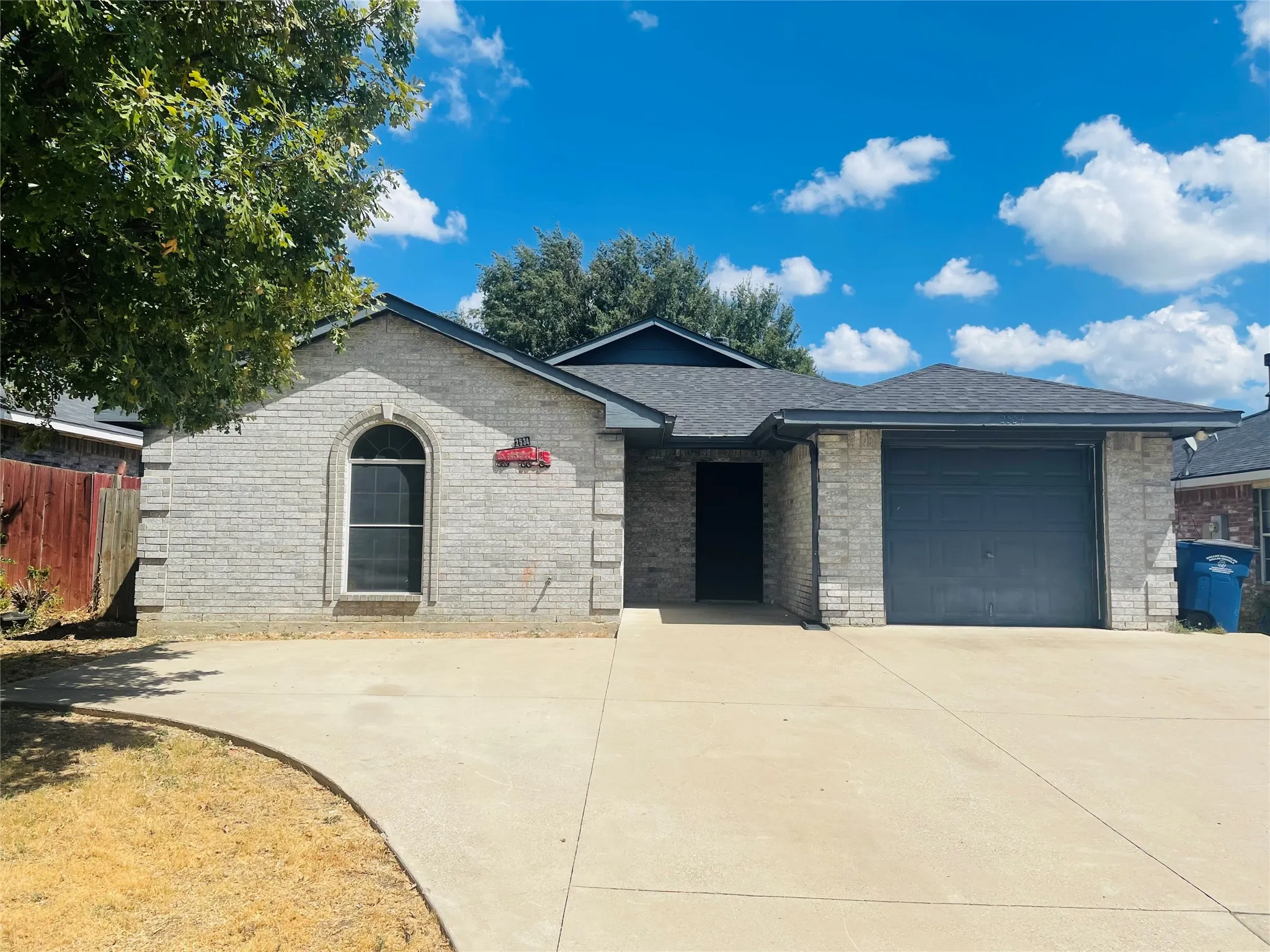 Single Family Residence For Rent in Dallas County , 2534 Las Villas Avenue, Dallas, Texas 75211, 4 Bedroom, 2 Bathroom, Garage spaces, 1,550 Sqft, built in 2002, mls#21388824, Real Estate Agent in Dallas, Homes For Rent in Dallas county, Homes For Rent in Dallas, Realtor in Dallas Texas, Real Estate Brokerage Independent Realty Texas, Luminita Cordes Realtor