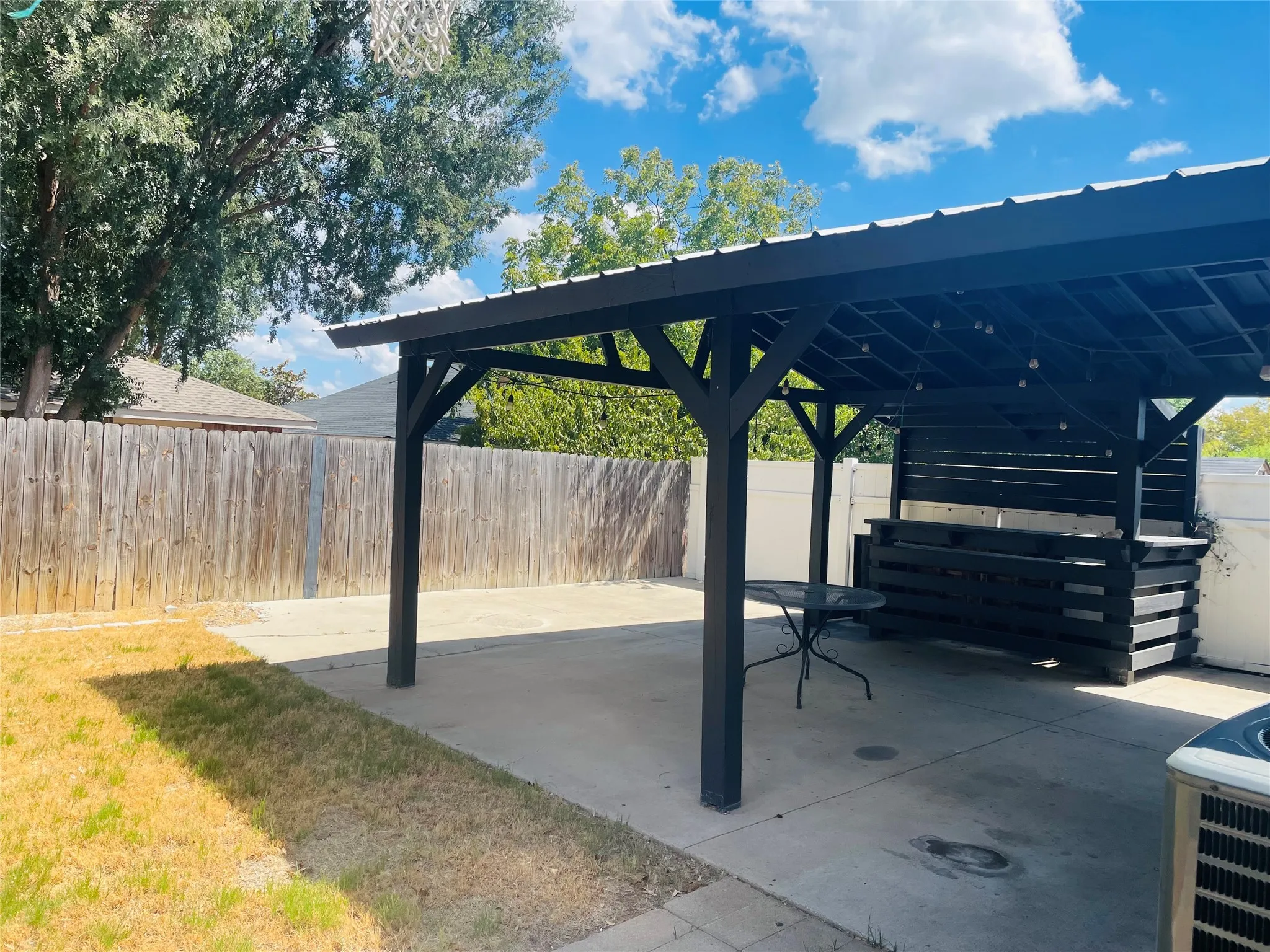 Single Family Residence For Rent in Dallas County , 2534 Las Villas Avenue, Dallas, Texas 75211, 4 Bedroom, 2 Bathroom, Garage spaces, 1,550 Sqft, built in 2002, mls#21388824, Real Estate Agent in Dallas, Homes For Rent in Dallas county, Homes For Rent in Dallas, Realtor in Dallas Texas, Real Estate Brokerage Independent Realty Texas, Luminita Cordes Realtor