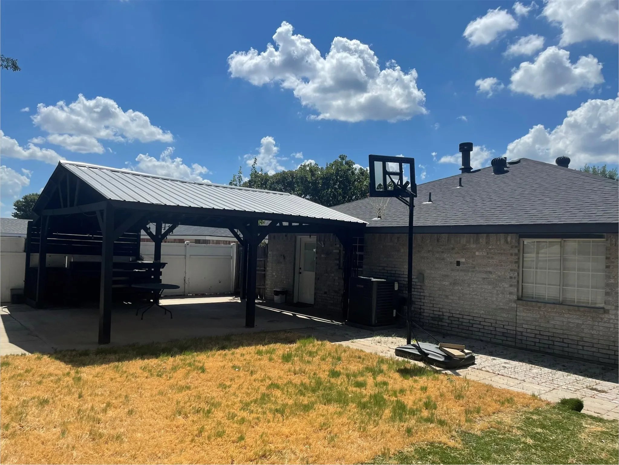 Single Family Residence For Rent in Dallas County , 2534 Las Villas Avenue, Dallas, Texas 75211, 4 Bedroom, 2 Bathroom, Garage spaces, 1,550 Sqft, built in 2002, mls#21388824, Real Estate Agent in Dallas, Homes For Rent in Dallas county, Homes For Rent in Dallas, Realtor in Dallas Texas, Real Estate Brokerage Independent Realty Texas, Luminita Cordes Realtor