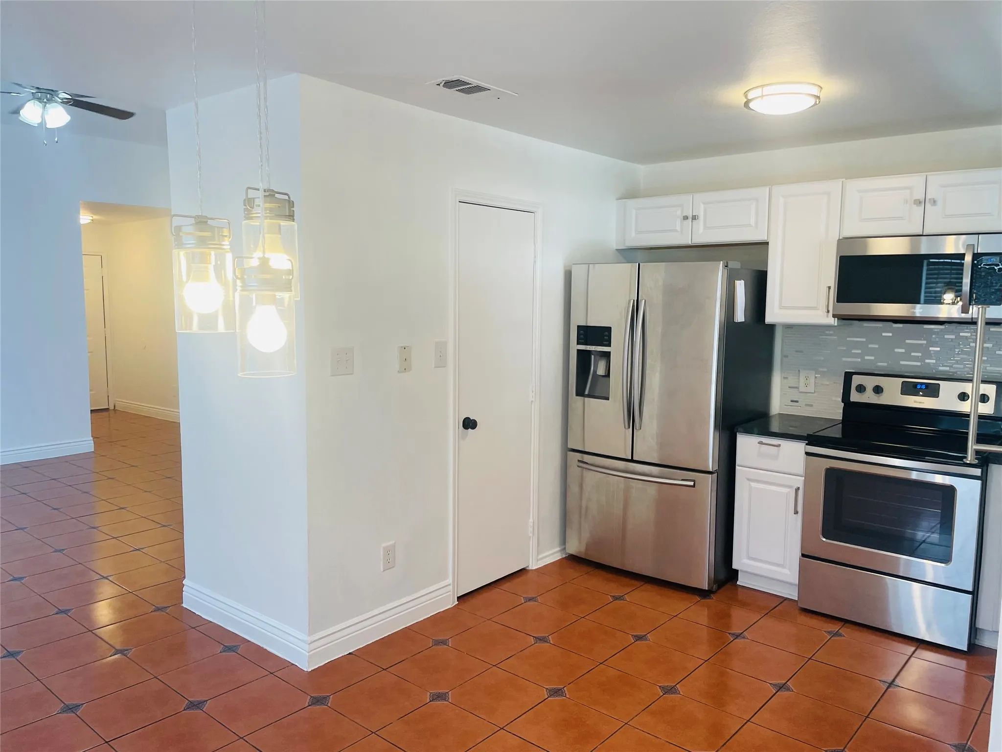 Single Family Residence For Rent in Dallas County , 2534 Las Villas Avenue, Dallas, Texas 75211, 4 Bedroom, 2 Bathroom, Garage spaces, 1,550 Sqft, built in 2002, mls#21388824, Real Estate Agent in Dallas, Homes For Rent in Dallas county, Homes For Rent in Dallas, Realtor in Dallas Texas, Real Estate Brokerage Independent Realty Texas, Luminita Cordes Realtor
