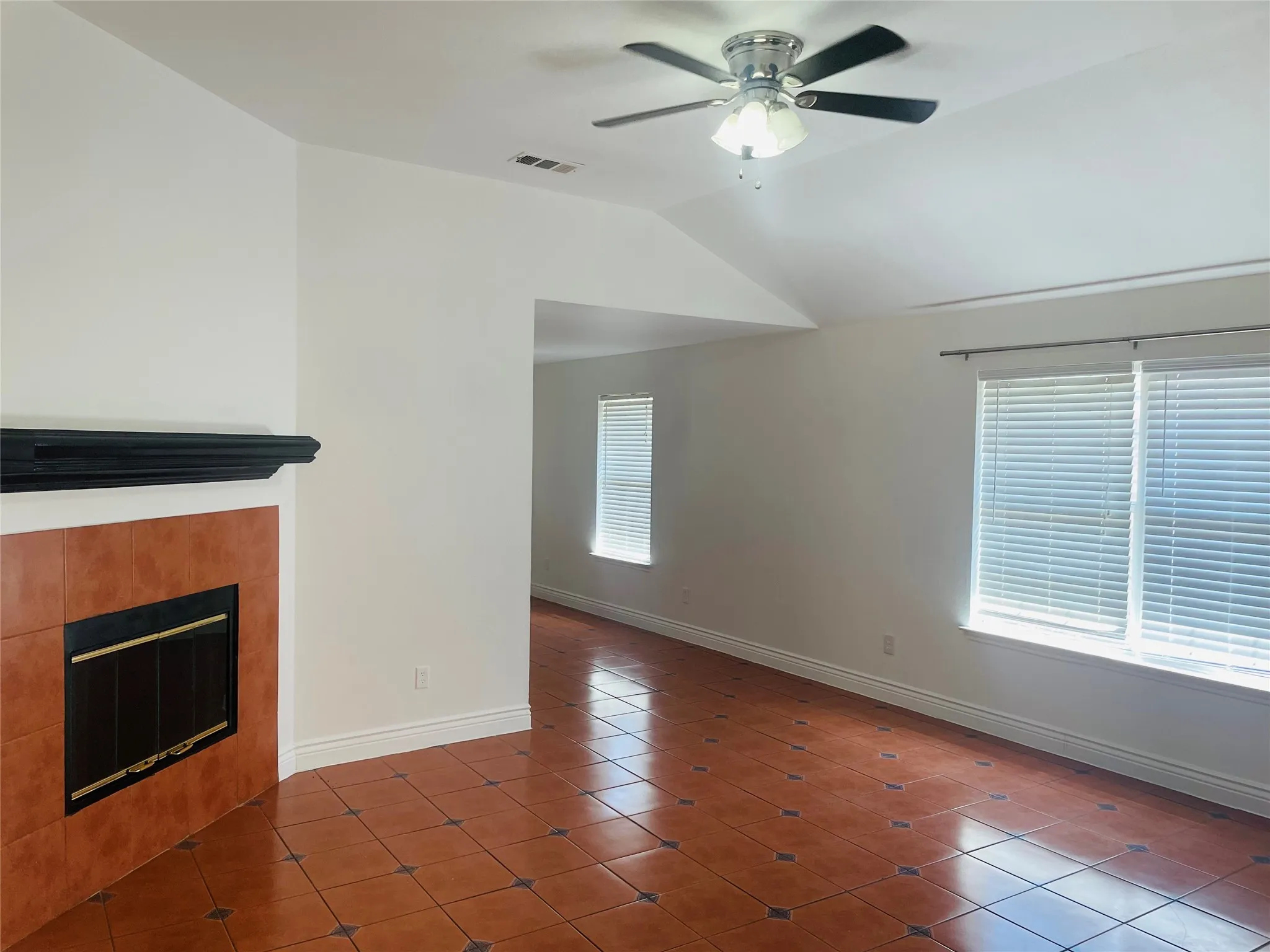 Single Family Residence For Rent in Dallas County , 2534 Las Villas Avenue, Dallas, Texas 75211, 4 Bedroom, 2 Bathroom, Garage spaces, 1,550 Sqft, built in 2002, mls#21388824, Real Estate Agent in Dallas, Homes For Rent in Dallas county, Homes For Rent in Dallas, Realtor in Dallas Texas, Real Estate Brokerage Independent Realty Texas, Luminita Cordes Realtor