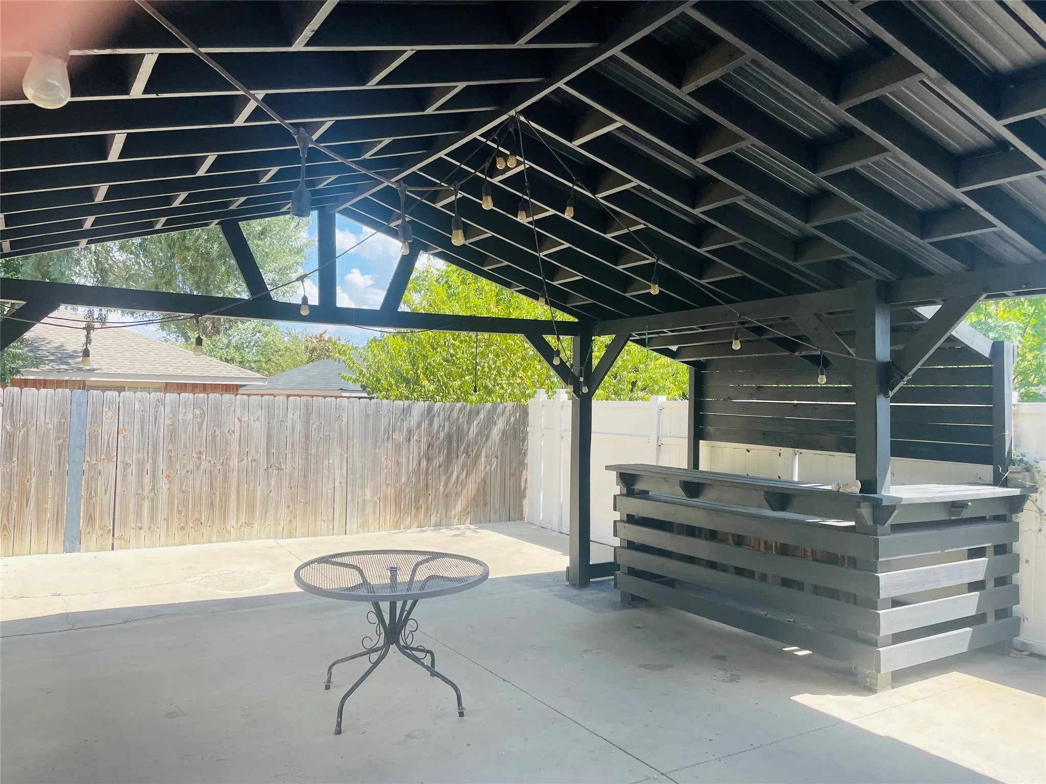 Single Family Residence For Rent in Dallas County , 2534 Las Villas Avenue, Dallas, Texas 75211, 4 Bedroom, 2 Bathroom, Garage spaces, 1,550 Sqft, built in 2002, mls#21388824, Real Estate Agent in Dallas, Homes For Rent in Dallas county, Homes For Rent in Dallas, Realtor in Dallas Texas, Real Estate Brokerage Independent Realty Texas, Luminita Cordes Realtor