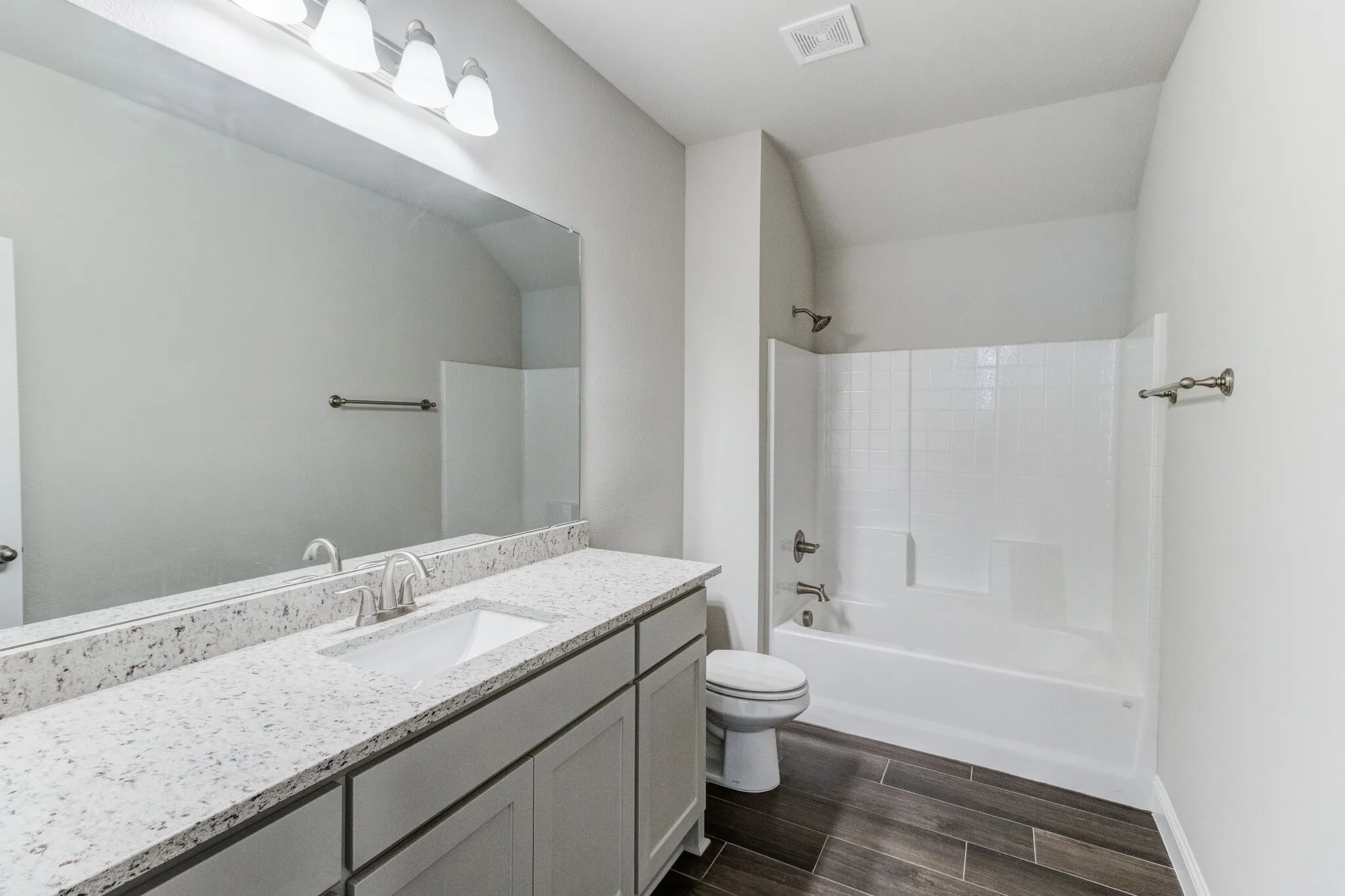 Upstairsfull bath