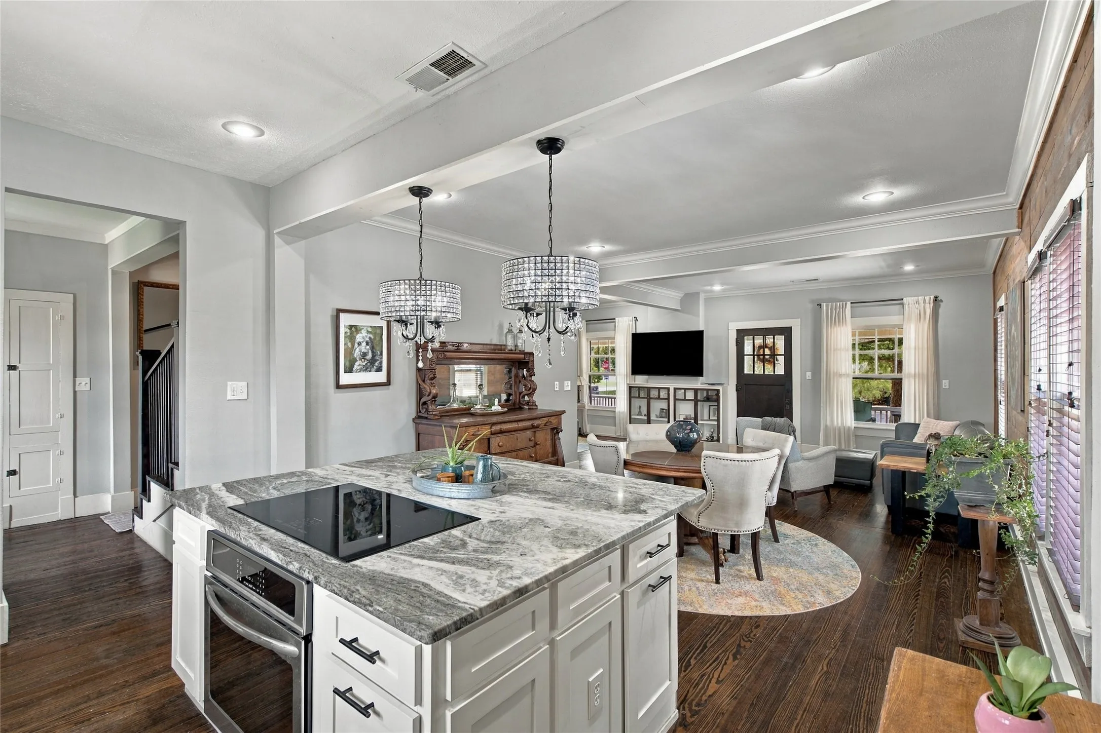 Single Family Residence For Sale in Tarrant County , 300 W College Street, Grapevine, Texas 76051, 3 Bedroom, 3 Bathroom, 1 Garage spaces, 2,402 Sqft, built in 1980, mls#21388229, Real Estate Agent in Grapevine, Homes For Sale in Tarrant county, Homes For Sale in Grapevine, Realtor in Grapevine Texas, Real Estate Brokerage Independent Realty Texas, Luminita Cordes Realtor