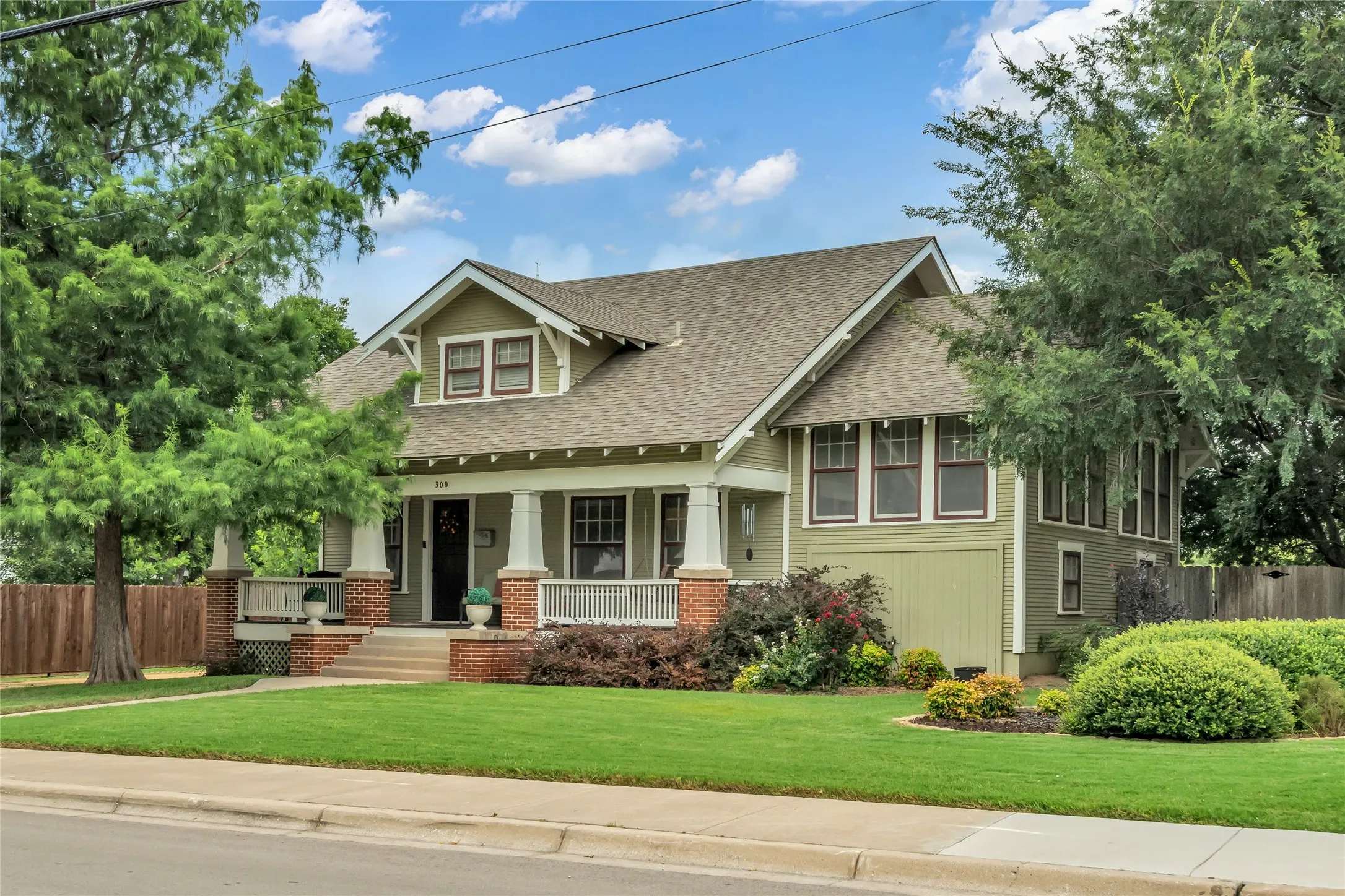Single Family Residence For Sale in Tarrant County , 300 W College Street, Grapevine, Texas 76051, 3 Bedroom, 3 Bathroom, 1 Garage spaces, 2,402 Sqft, built in 1980, mls#21388229, Real Estate Agent in Grapevine, Homes For Sale in Tarrant county, Homes For Sale in Grapevine, Realtor in Grapevine Texas, Real Estate Brokerage Independent Realty Texas, Luminita Cordes Realtor