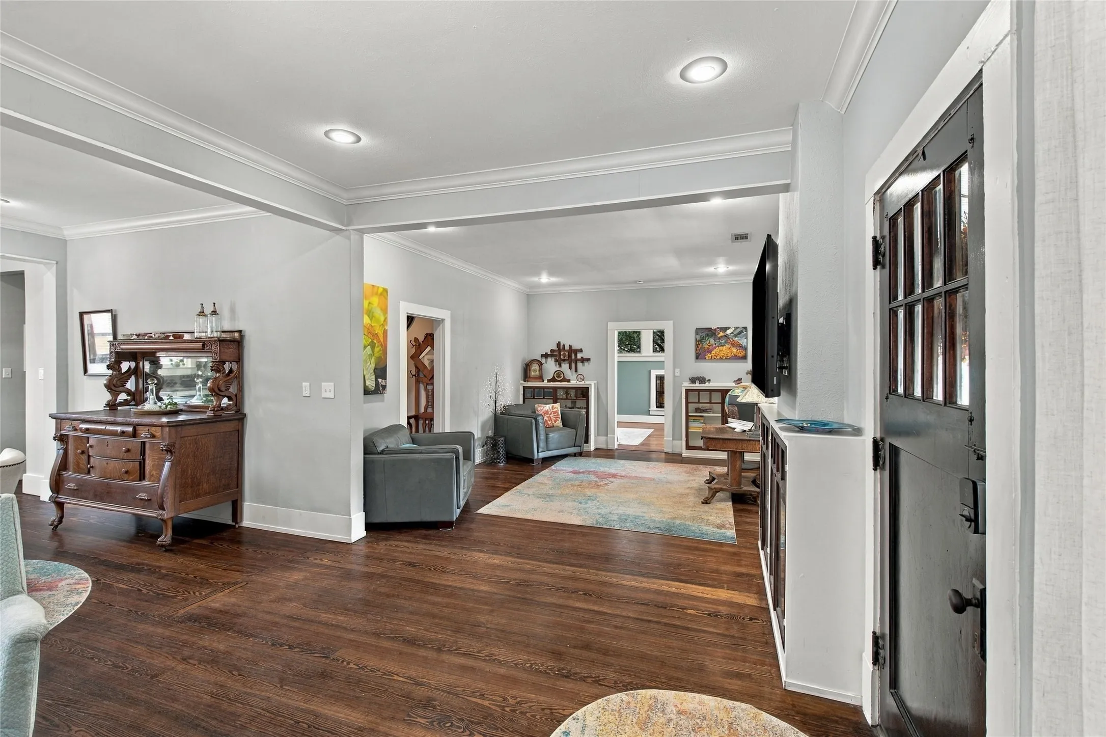 Single Family Residence For Sale in Tarrant County , 300 W College Street, Grapevine, Texas 76051, 3 Bedroom, 3 Bathroom, 1 Garage spaces, 2,402 Sqft, built in 1980, mls#21388229, Real Estate Agent in Grapevine, Homes For Sale in Tarrant county, Homes For Sale in Grapevine, Realtor in Grapevine Texas, Real Estate Brokerage Independent Realty Texas, Luminita Cordes Realtor
