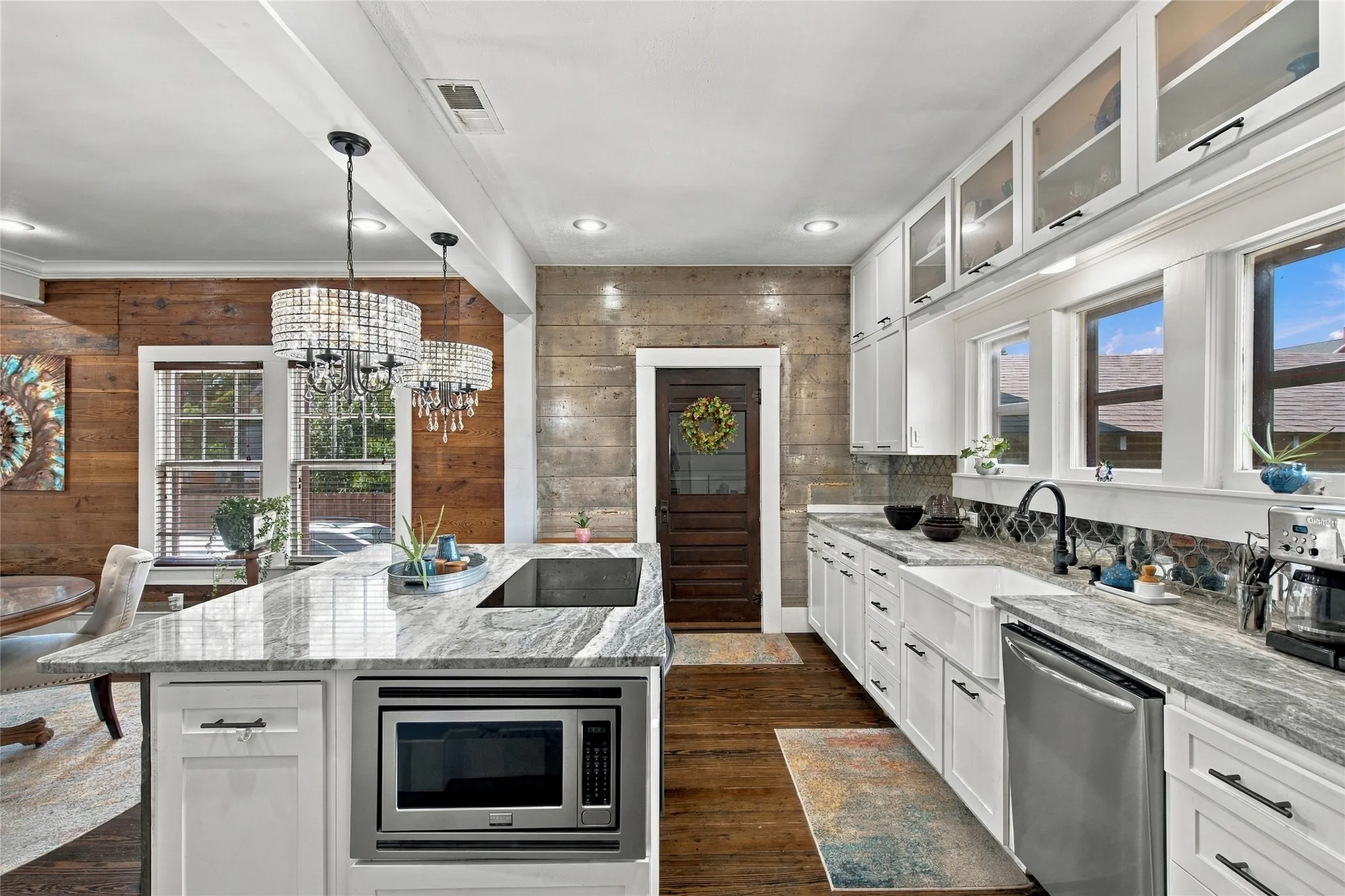Single Family Residence For Sale in Tarrant County , 300 W College Street, Grapevine, Texas 76051, 3 Bedroom, 3 Bathroom, 1 Garage spaces, 2,402 Sqft, built in 1980, mls#21388229, Real Estate Agent in Grapevine, Homes For Sale in Tarrant county, Homes For Sale in Grapevine, Realtor in Grapevine Texas, Real Estate Brokerage Independent Realty Texas, Luminita Cordes Realtor