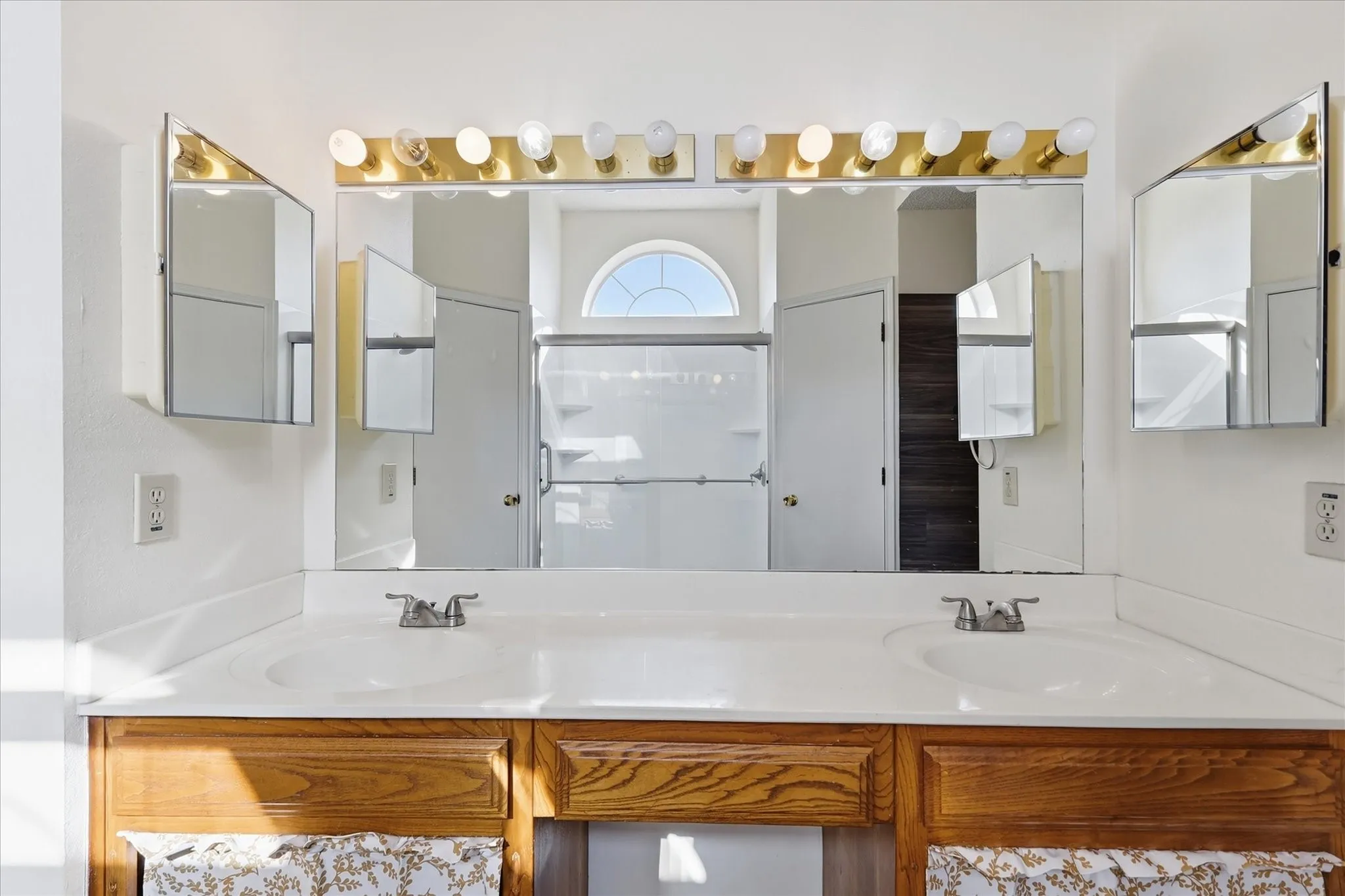 Single Family Residence For Sale in Denton County , 311 Alyse Road, Roanoke, Texas 76262, 3 Bedroom, 2 Bathroom, 2 Garage spaces, 1,548 Sqft, built in 1991, mls#21386240, Real Estate Agent in Roanoke, Homes For Sale in Denton county, Homes For Sale in Roanoke, Realtor in Roanoke Texas, Real Estate Brokerage Independent Realty Texas, Luminita Cordes Realtor