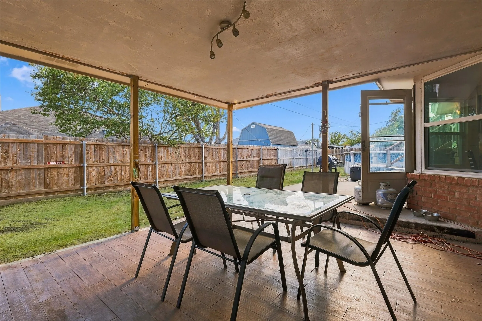 Single Family Residence For Sale in Denton County , 311 Alyse Road, Roanoke, Texas 76262, 3 Bedroom, 2 Bathroom, 2 Garage spaces, 1,548 Sqft, built in 1991, mls#21386240, Real Estate Agent in Roanoke, Homes For Sale in Denton county, Homes For Sale in Roanoke, Realtor in Roanoke Texas, Real Estate Brokerage Independent Realty Texas, Luminita Cordes Realtor