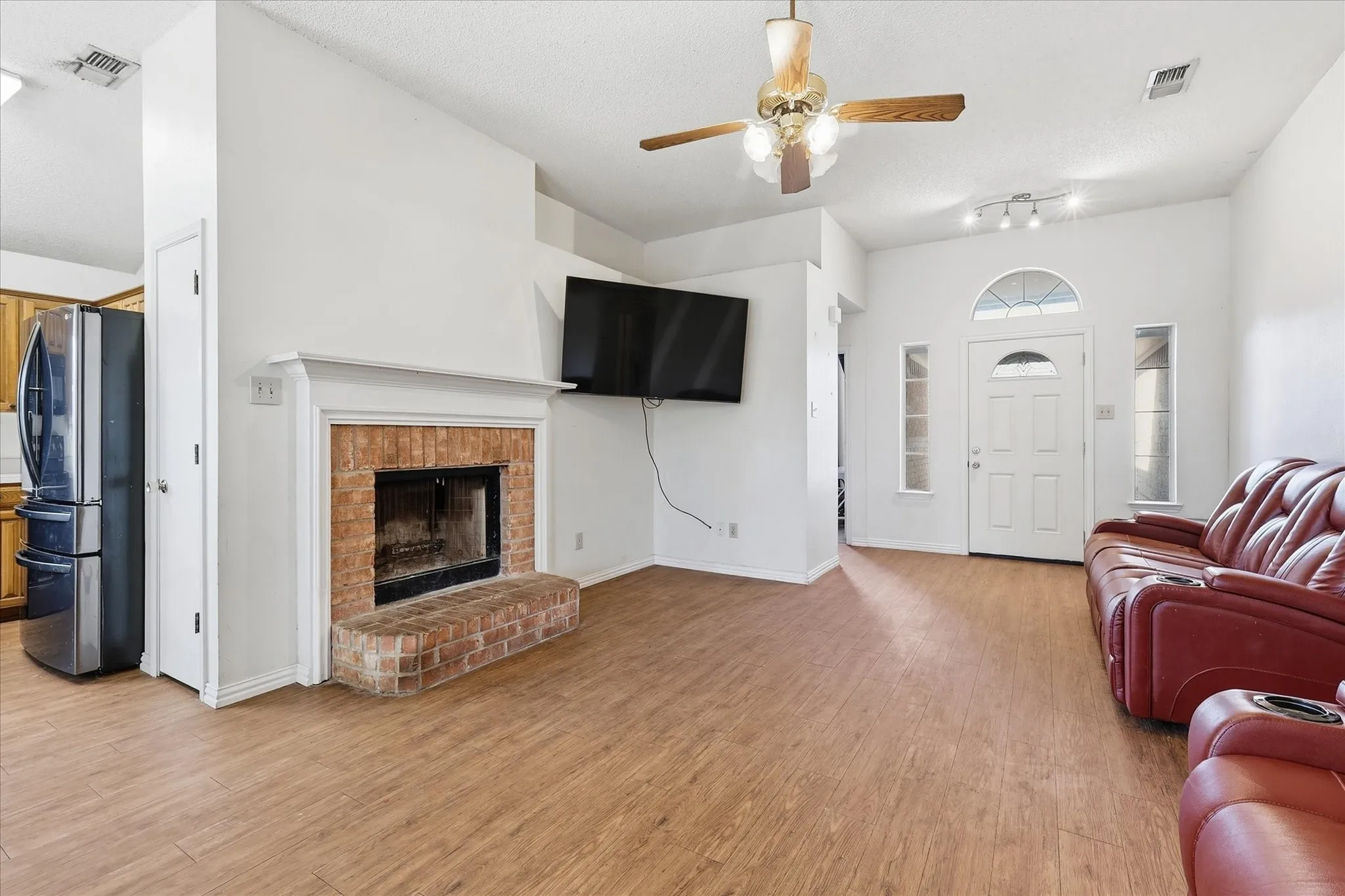 Single Family Residence For Sale in Denton County , 311 Alyse Road, Roanoke, Texas 76262, 3 Bedroom, 2 Bathroom, 2 Garage spaces, 1,548 Sqft, built in 1991, mls#21386240, Real Estate Agent in Roanoke, Homes For Sale in Denton county, Homes For Sale in Roanoke, Realtor in Roanoke Texas, Real Estate Brokerage Independent Realty Texas, Luminita Cordes Realtor