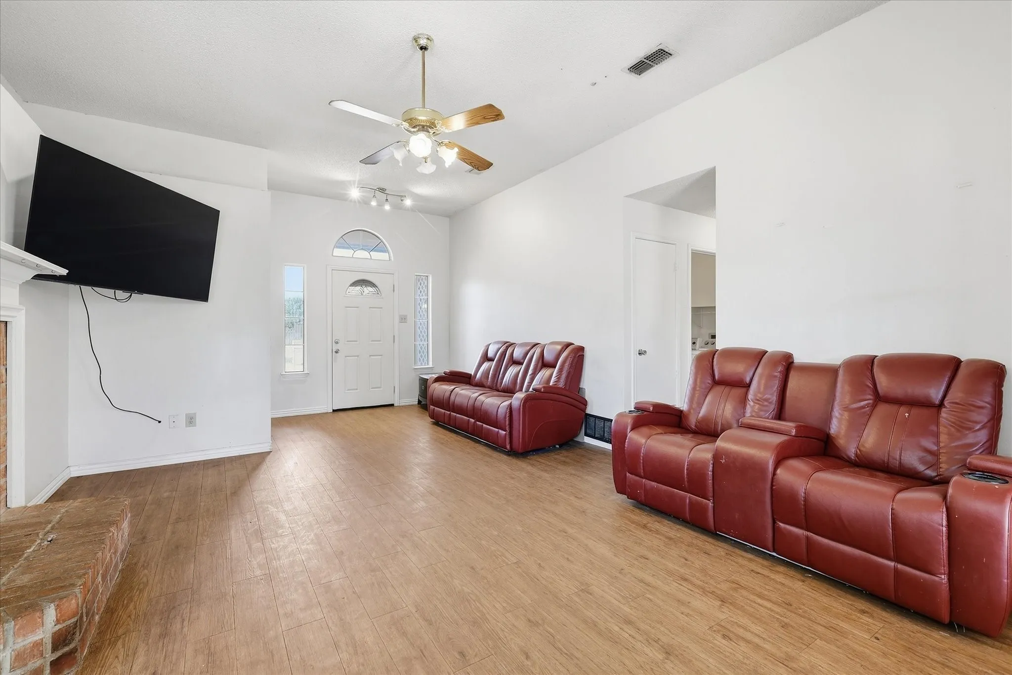 Single Family Residence For Sale in Denton County , 311 Alyse Road, Roanoke, Texas 76262, 3 Bedroom, 2 Bathroom, 2 Garage spaces, 1,548 Sqft, built in 1991, mls#21386240, Real Estate Agent in Roanoke, Homes For Sale in Denton county, Homes For Sale in Roanoke, Realtor in Roanoke Texas, Real Estate Brokerage Independent Realty Texas, Luminita Cordes Realtor