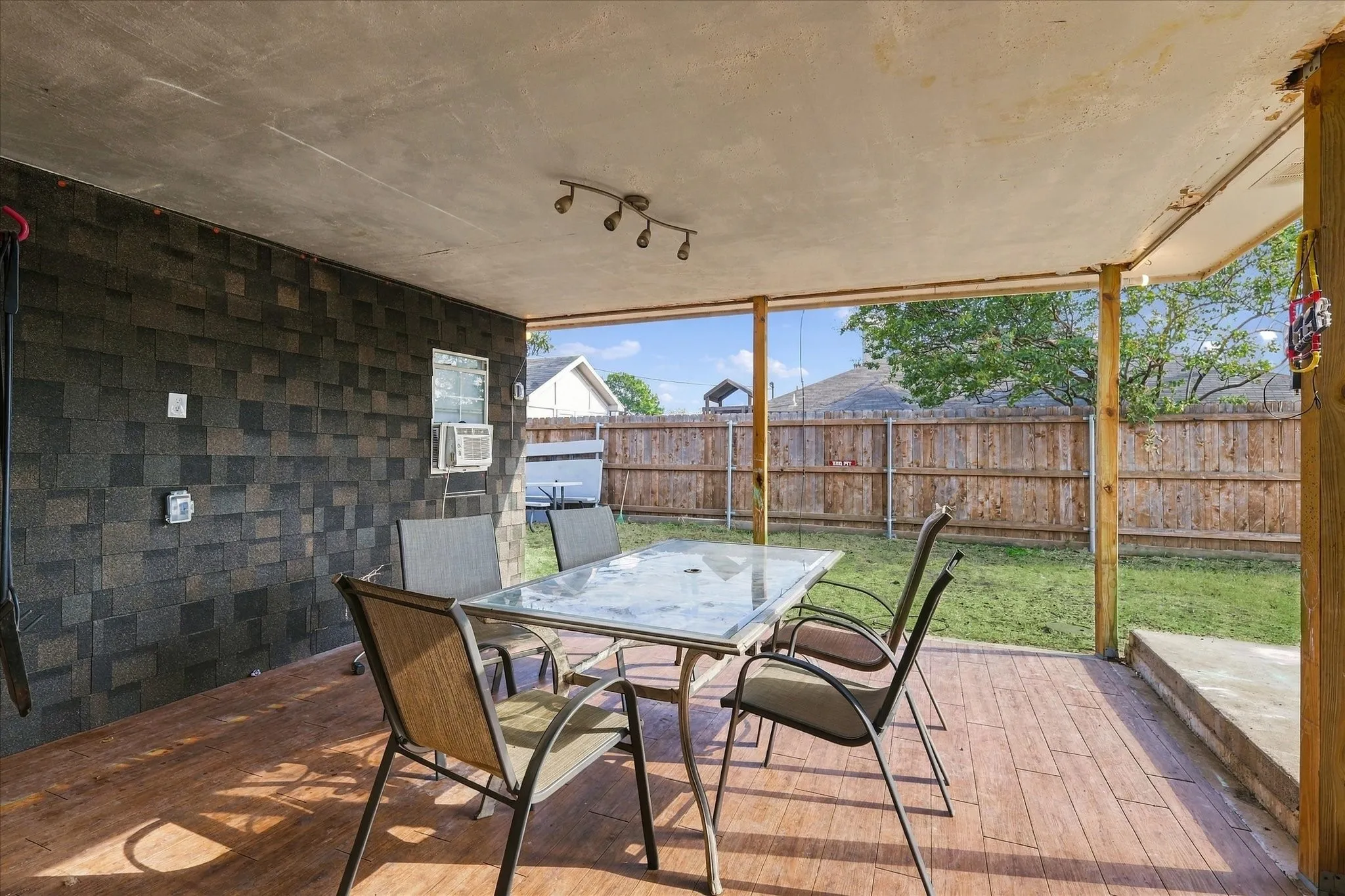 Single Family Residence For Sale in Denton County , 311 Alyse Road, Roanoke, Texas 76262, 3 Bedroom, 2 Bathroom, 2 Garage spaces, 1,548 Sqft, built in 1991, mls#21386240, Real Estate Agent in Roanoke, Homes For Sale in Denton county, Homes For Sale in Roanoke, Realtor in Roanoke Texas, Real Estate Brokerage Independent Realty Texas, Luminita Cordes Realtor