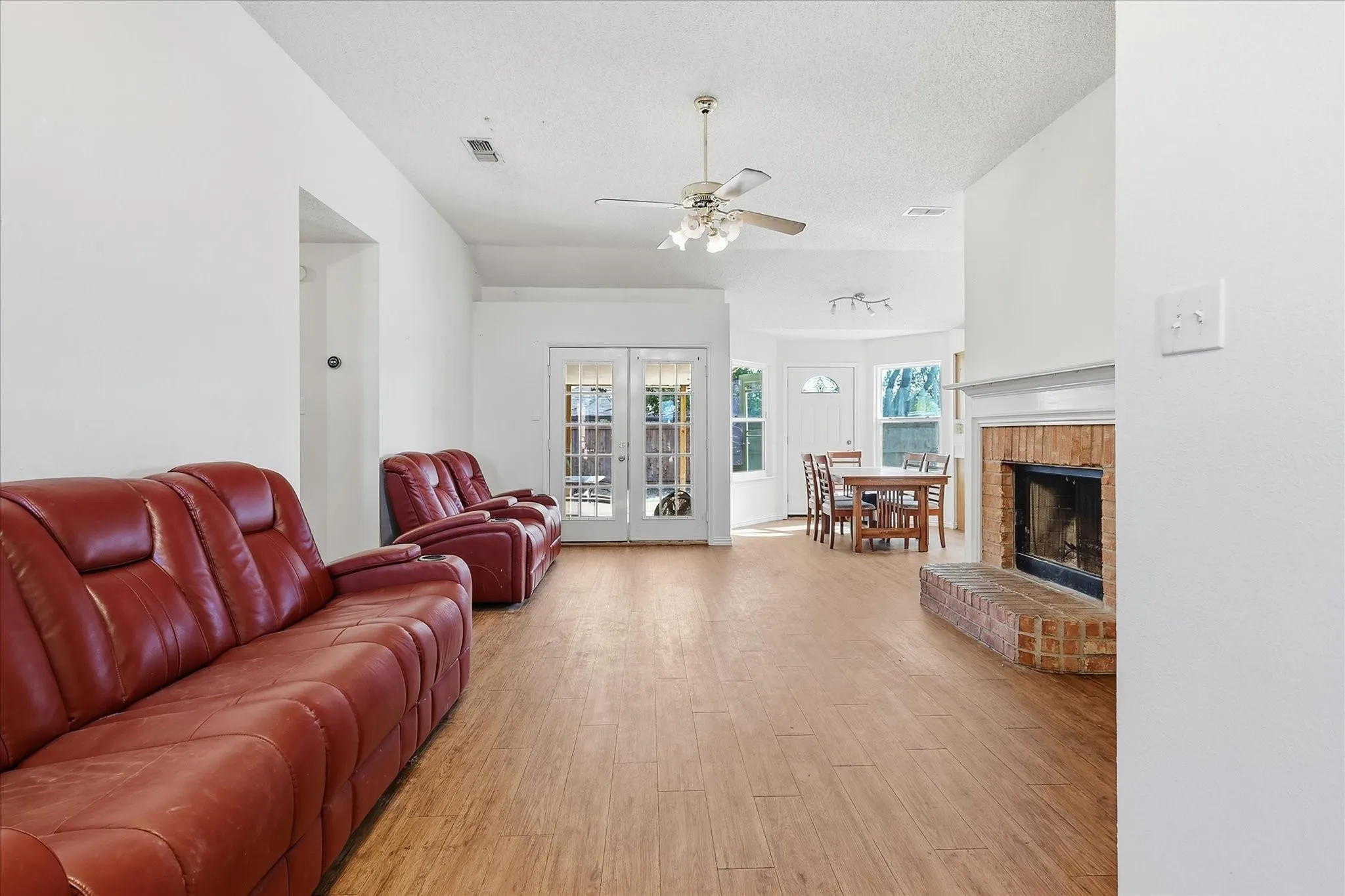 Single Family Residence For Sale in Denton County , 311 Alyse Road, Roanoke, Texas 76262, 3 Bedroom, 2 Bathroom, 2 Garage spaces, 1,548 Sqft, built in 1991, mls#21386240, Real Estate Agent in Roanoke, Homes For Sale in Denton county, Homes For Sale in Roanoke, Realtor in Roanoke Texas, Real Estate Brokerage Independent Realty Texas, Luminita Cordes Realtor