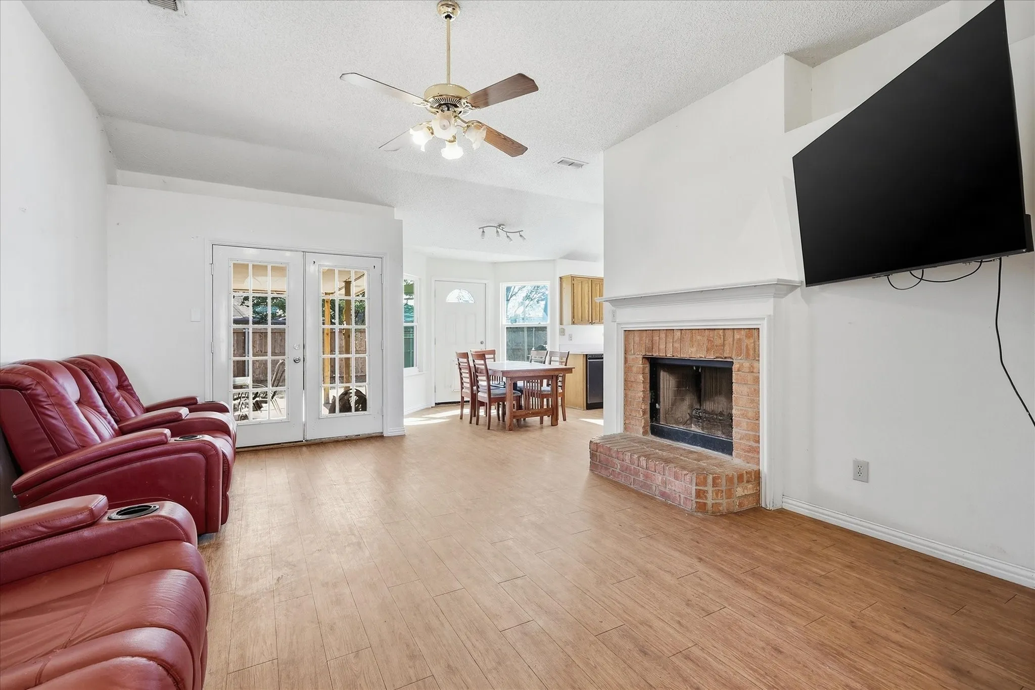 Single Family Residence For Sale in Denton County , 311 Alyse Road, Roanoke, Texas 76262, 3 Bedroom, 2 Bathroom, 2 Garage spaces, 1,548 Sqft, built in 1991, mls#21386240, Real Estate Agent in Roanoke, Homes For Sale in Denton county, Homes For Sale in Roanoke, Realtor in Roanoke Texas, Real Estate Brokerage Independent Realty Texas, Luminita Cordes Realtor