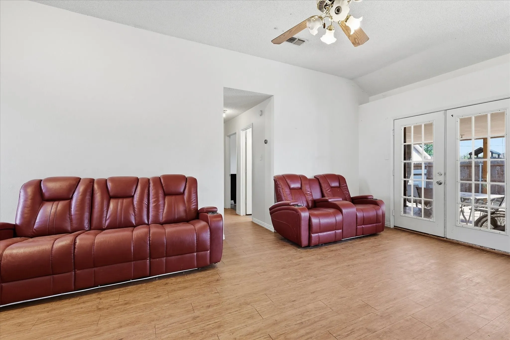 Single Family Residence For Sale in Denton County , 311 Alyse Road, Roanoke, Texas 76262, 3 Bedroom, 2 Bathroom, 2 Garage spaces, 1,548 Sqft, built in 1991, mls#21386240, Real Estate Agent in Roanoke, Homes For Sale in Denton county, Homes For Sale in Roanoke, Realtor in Roanoke Texas, Real Estate Brokerage Independent Realty Texas, Luminita Cordes Realtor