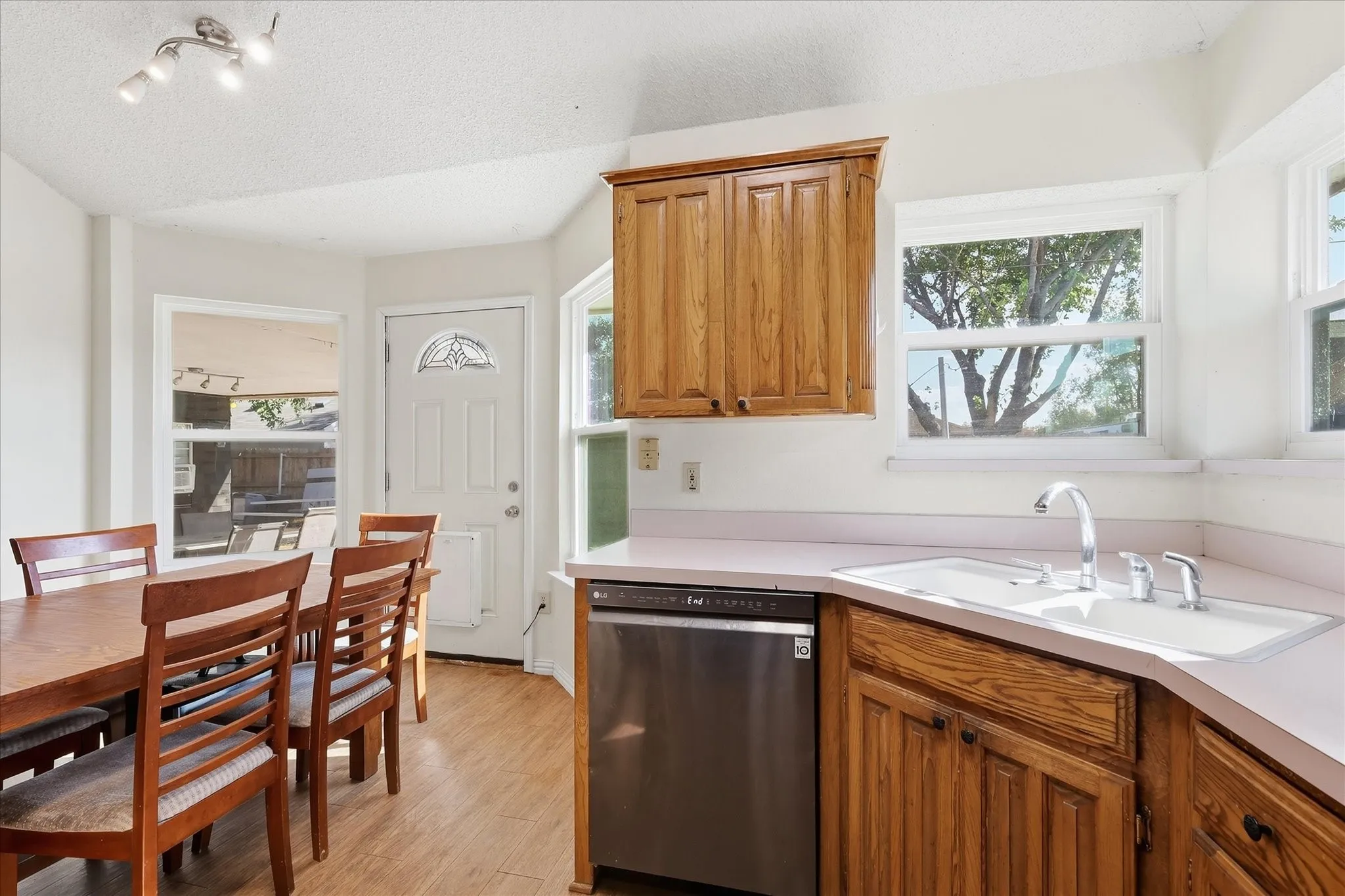 Single Family Residence For Sale in Denton County , 311 Alyse Road, Roanoke, Texas 76262, 3 Bedroom, 2 Bathroom, 2 Garage spaces, 1,548 Sqft, built in 1991, mls#21386240, Real Estate Agent in Roanoke, Homes For Sale in Denton county, Homes For Sale in Roanoke, Realtor in Roanoke Texas, Real Estate Brokerage Independent Realty Texas, Luminita Cordes Realtor