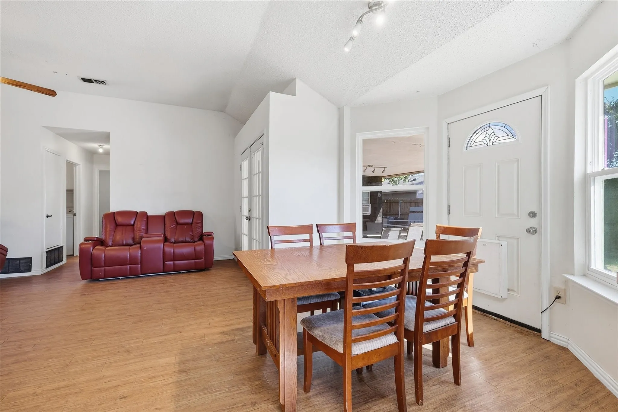 Single Family Residence For Sale in Denton County , 311 Alyse Road, Roanoke, Texas 76262, 3 Bedroom, 2 Bathroom, 2 Garage spaces, 1,548 Sqft, built in 1991, mls#21386240, Real Estate Agent in Roanoke, Homes For Sale in Denton county, Homes For Sale in Roanoke, Realtor in Roanoke Texas, Real Estate Brokerage Independent Realty Texas, Luminita Cordes Realtor