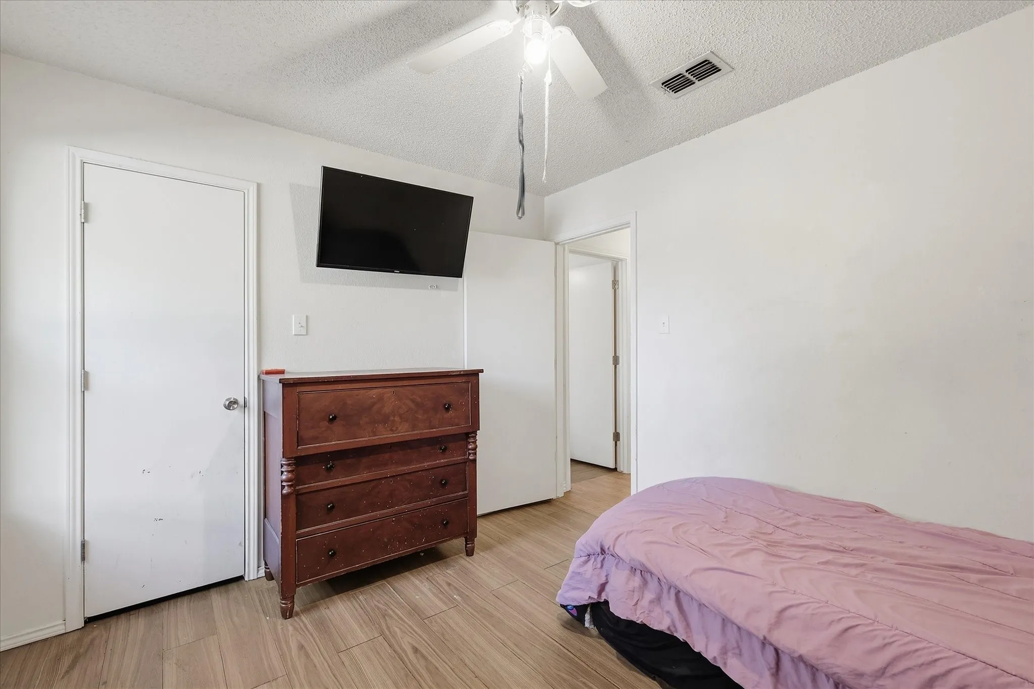 Single Family Residence For Sale in Denton County , 311 Alyse Road, Roanoke, Texas 76262, 3 Bedroom, 2 Bathroom, 2 Garage spaces, 1,548 Sqft, built in 1991, mls#21386240, Real Estate Agent in Roanoke, Homes For Sale in Denton county, Homes For Sale in Roanoke, Realtor in Roanoke Texas, Real Estate Brokerage Independent Realty Texas, Luminita Cordes Realtor