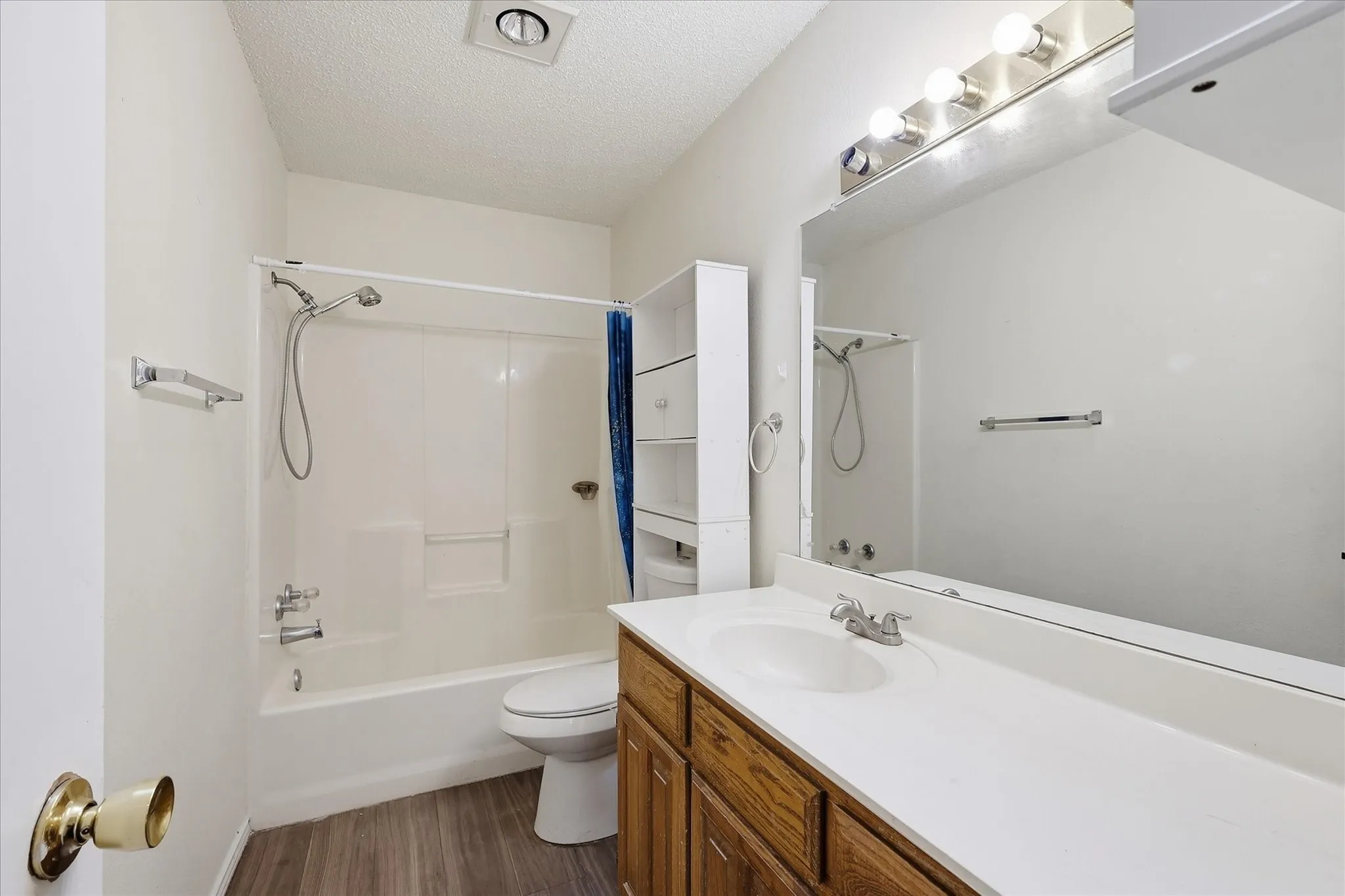 Single Family Residence For Sale in Denton County , 311 Alyse Road, Roanoke, Texas 76262, 3 Bedroom, 2 Bathroom, 2 Garage spaces, 1,548 Sqft, built in 1991, mls#21386240, Real Estate Agent in Roanoke, Homes For Sale in Denton county, Homes For Sale in Roanoke, Realtor in Roanoke Texas, Real Estate Brokerage Independent Realty Texas, Luminita Cordes Realtor