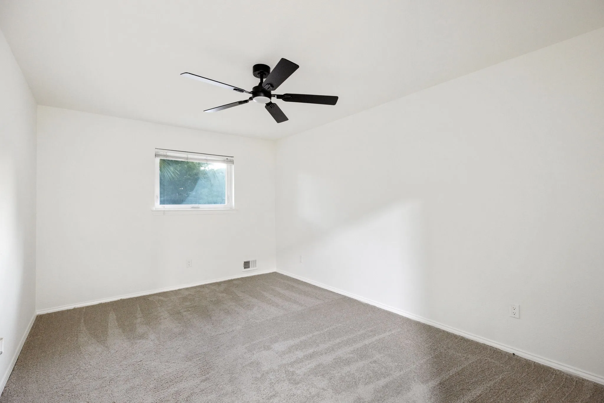 Single Family Residence For Rent in Dallas County , 10922 Ferndale Road, Dallas, Texas 75238, 4 Bedroom, 3 Bathroom, 2 Garage spaces, 2,496 Sqft, built in 1968, mls#21378515, Real Estate Agent in Dallas, Homes For Rent in Dallas county, Homes For Rent in Dallas, Realtor in Dallas Texas, Real Estate Brokerage Independent Realty Texas, Luminita Cordes Realtor