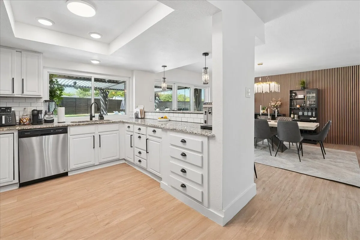 Single Family Residence For Sale in Dallas County , 1635 Aurora Drive, Richardson, Texas 75081, 3 Bedroom, 3 Bathroom, 2 Garage spaces, 2,032 Sqft, built in 1973, mls#21385487, Real Estate Agent in Richardson, Homes For Sale in Dallas county, Homes For Sale in Richardson, Realtor in Richardson Texas, Real Estate Brokerage Independent Realty Texas, Luminita Cordes Realtor