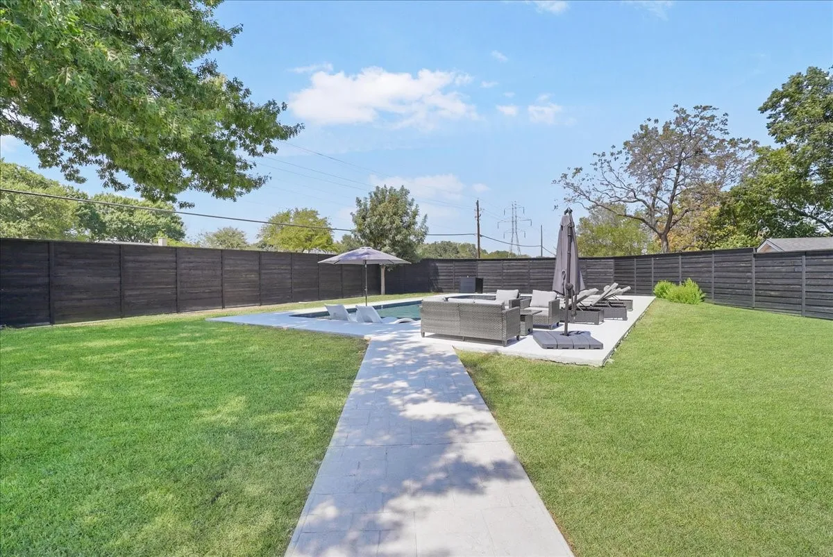 Single Family Residence For Sale in Dallas County , 1635 Aurora Drive, Richardson, Texas 75081, 3 Bedroom, 3 Bathroom, 2 Garage spaces, 2,032 Sqft, built in 1973, mls#21385487, Real Estate Agent in Richardson, Homes For Sale in Dallas county, Homes For Sale in Richardson, Realtor in Richardson Texas, Real Estate Brokerage Independent Realty Texas, Luminita Cordes Realtor