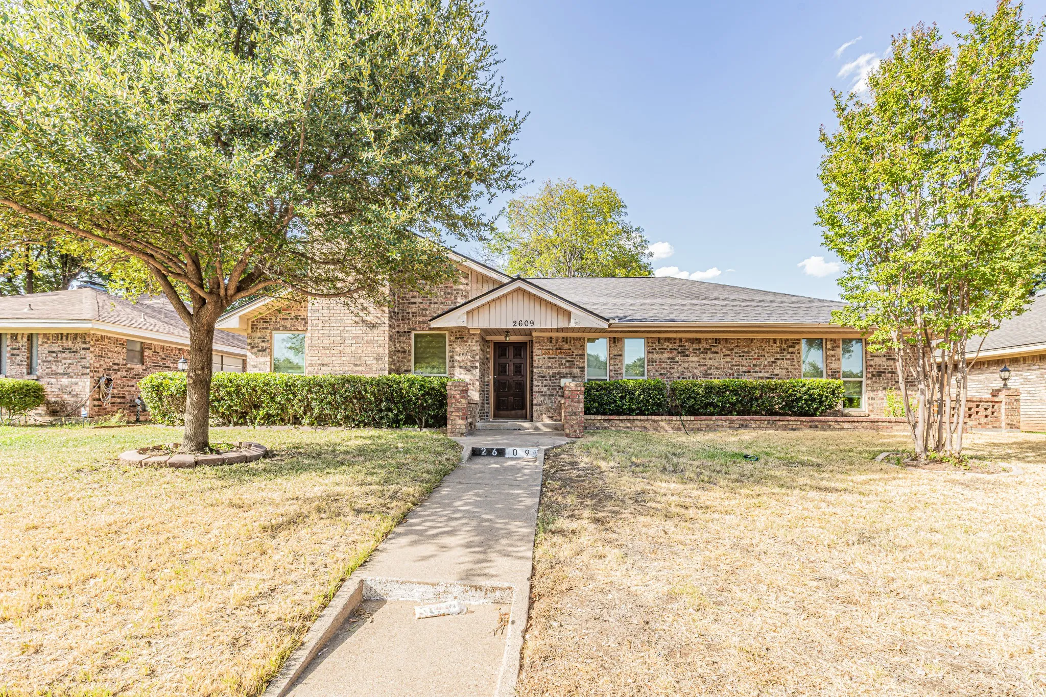 Single Family Residence For Sale in Dallas County , 2609 Still Meadow Road, Irving, Texas 75060, 3 Bedroom, 3 Bathroom, 2 Garage spaces, 2,095 Sqft, built in 1975, mls#21388429, Real Estate Agent in Irving, Homes For Sale in Dallas county, Homes For Sale in Irving, Realtor in Irving Texas, Real Estate Brokerage Independent Realty Texas, Luminita Cordes Realtor