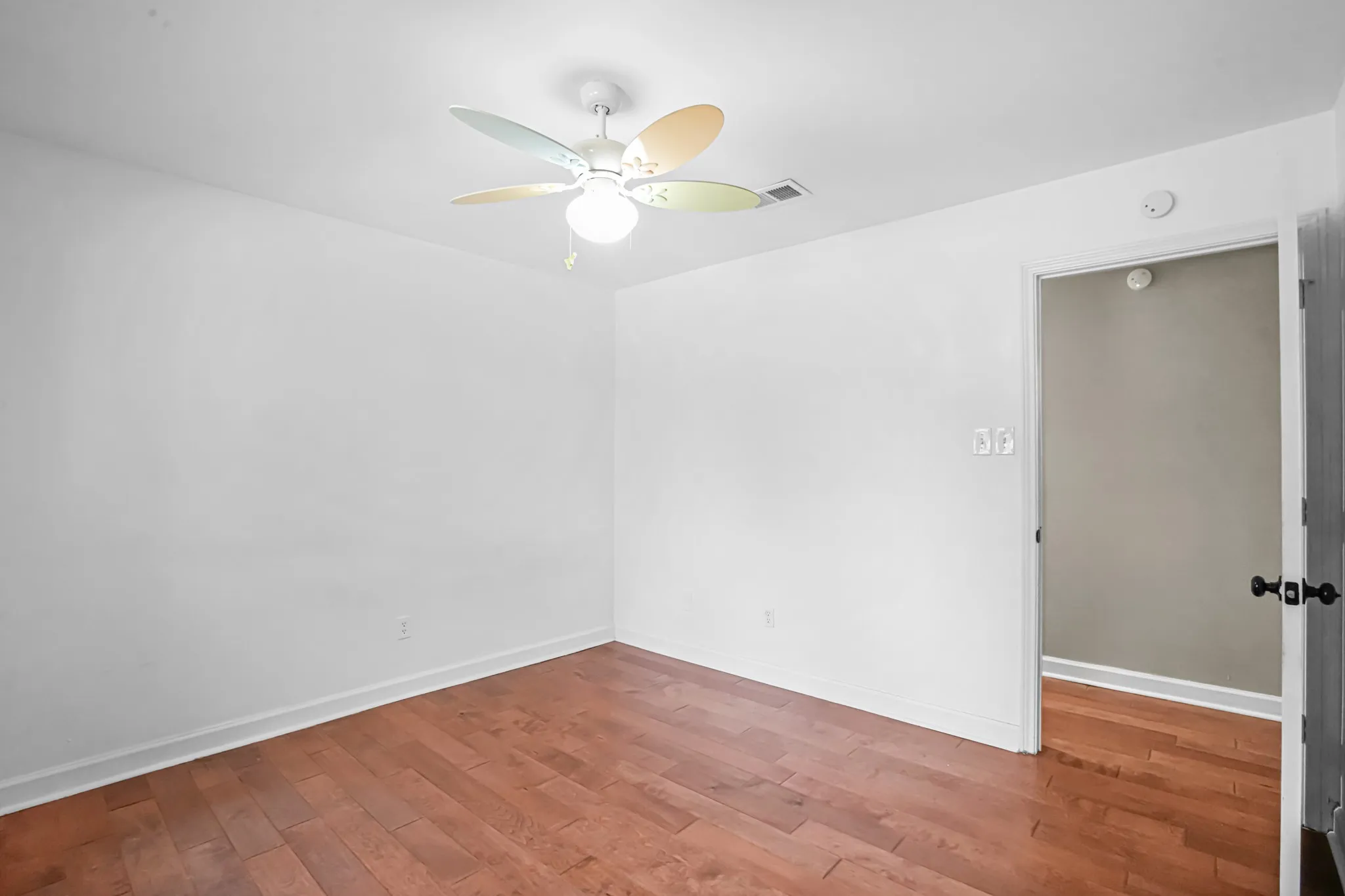 Single Family Residence For Sale in Dallas County , 2609 Still Meadow Road, Irving, Texas 75060, 3 Bedroom, 3 Bathroom, 2 Garage spaces, 2,095 Sqft, built in 1975, mls#21388429, Real Estate Agent in Irving, Homes For Sale in Dallas county, Homes For Sale in Irving, Realtor in Irving Texas, Real Estate Brokerage Independent Realty Texas, Luminita Cordes Realtor