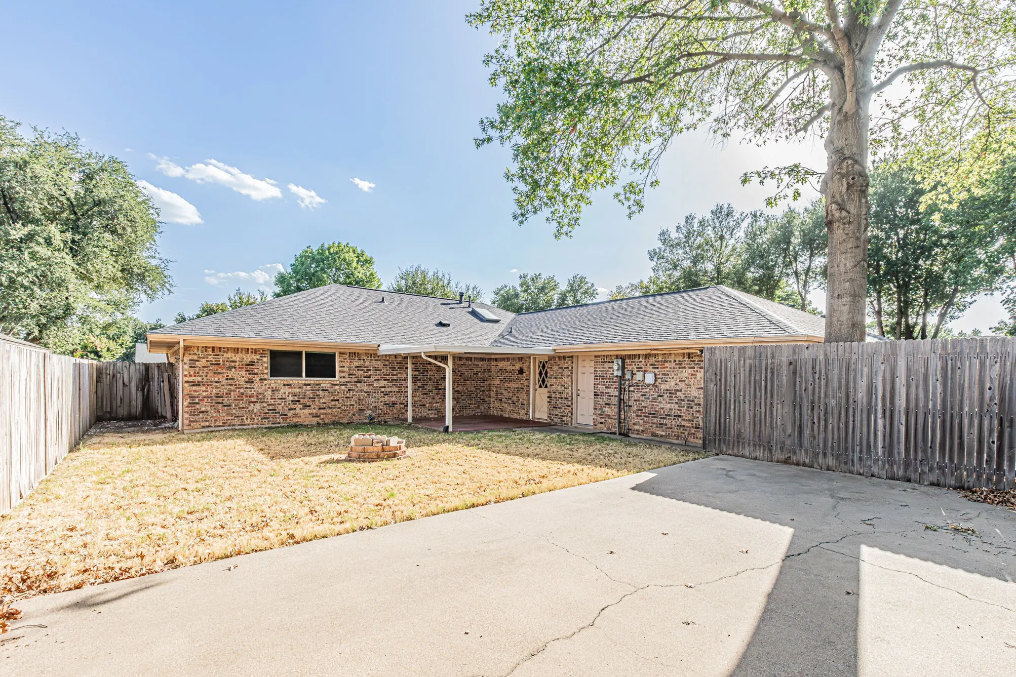 Single Family Residence For Sale in Dallas County , 2609 Still Meadow Road, Irving, Texas 75060, 3 Bedroom, 3 Bathroom, 2 Garage spaces, 2,095 Sqft, built in 1975, mls#21388429, Real Estate Agent in Irving, Homes For Sale in Dallas county, Homes For Sale in Irving, Realtor in Irving Texas, Real Estate Brokerage Independent Realty Texas, Luminita Cordes Realtor