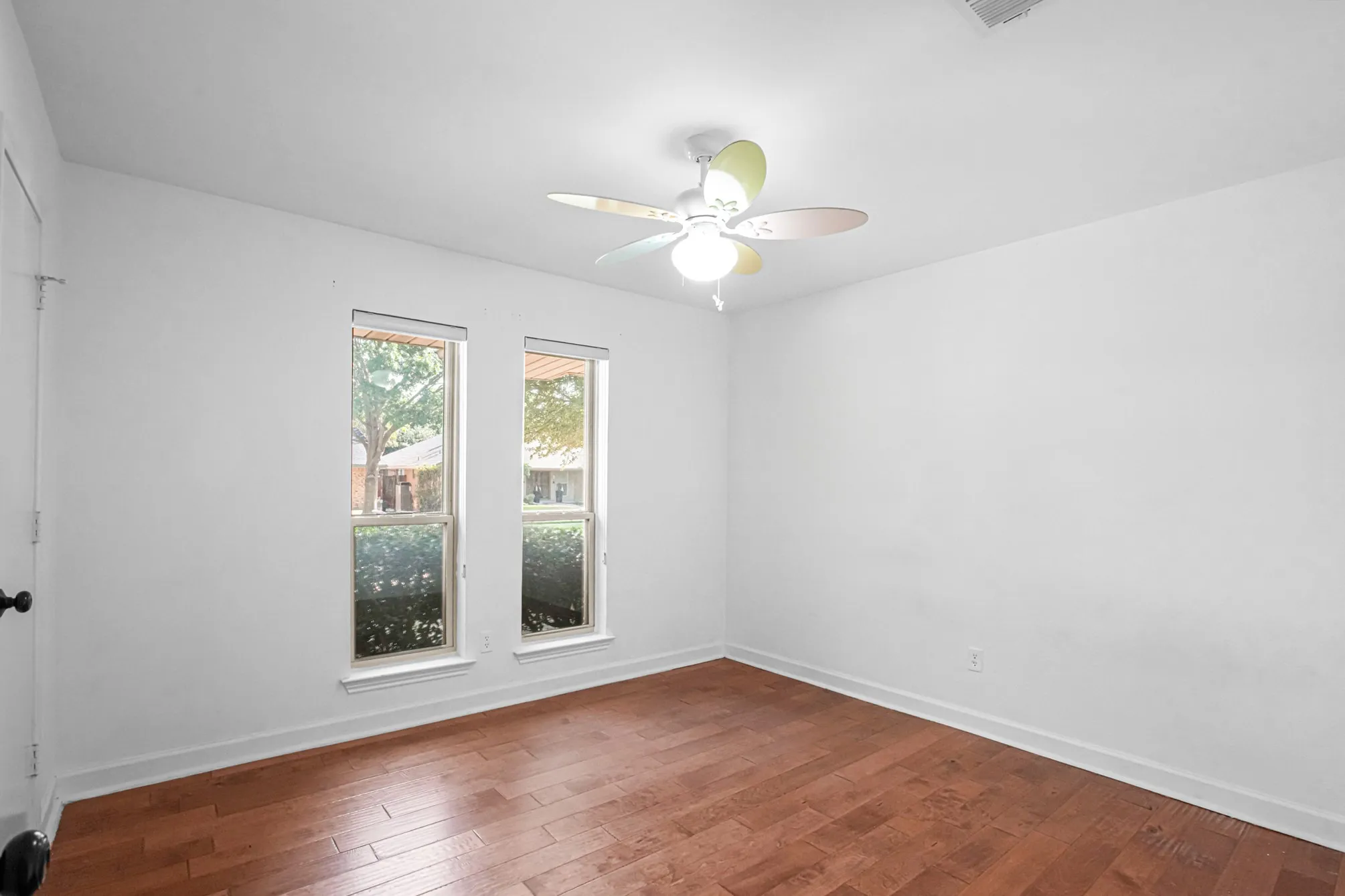 Single Family Residence For Sale in Dallas County , 2609 Still Meadow Road, Irving, Texas 75060, 3 Bedroom, 3 Bathroom, 2 Garage spaces, 2,095 Sqft, built in 1975, mls#21388429, Real Estate Agent in Irving, Homes For Sale in Dallas county, Homes For Sale in Irving, Realtor in Irving Texas, Real Estate Brokerage Independent Realty Texas, Luminita Cordes Realtor