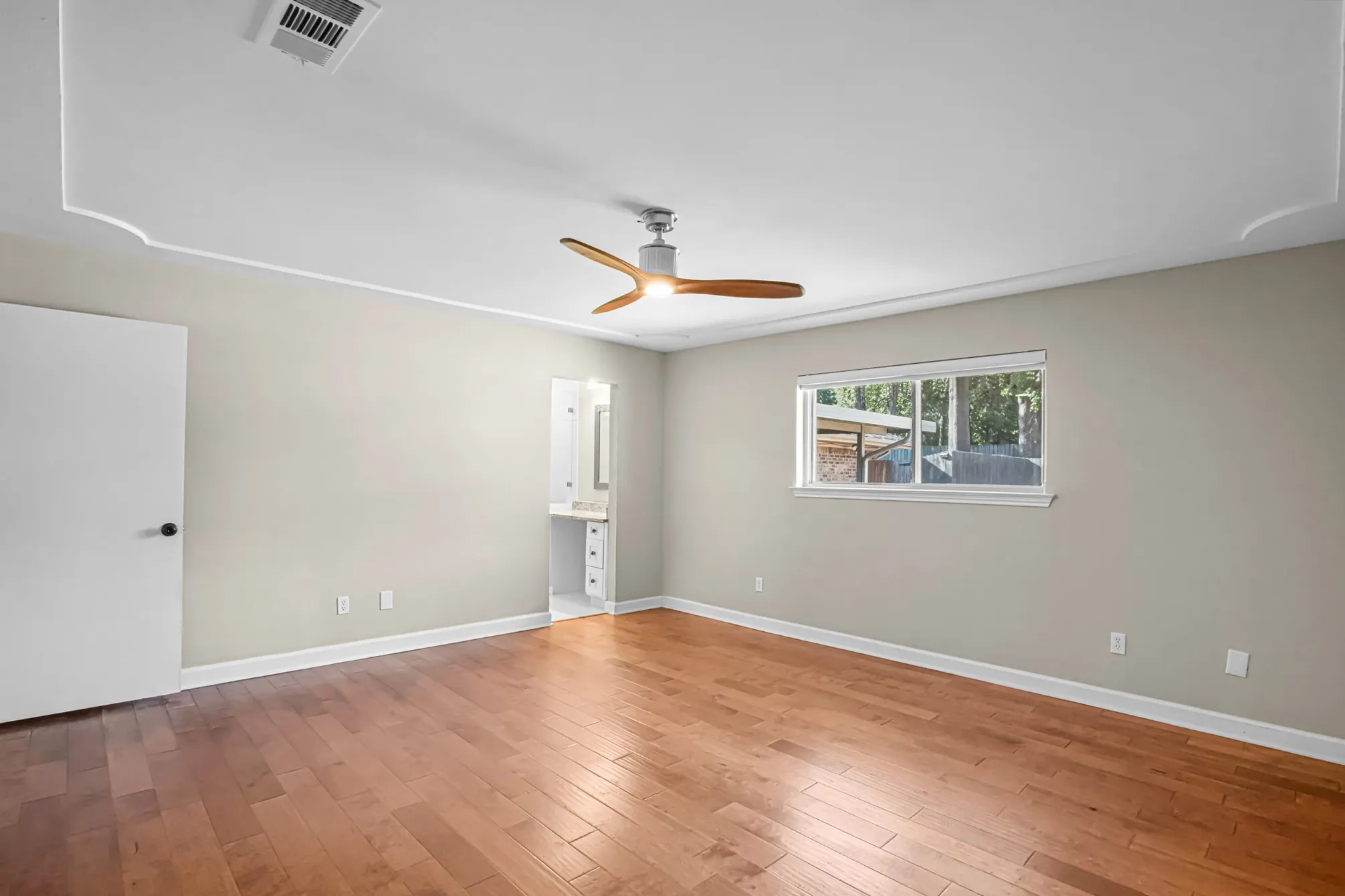Single Family Residence For Sale in Dallas County , 2609 Still Meadow Road, Irving, Texas 75060, 3 Bedroom, 3 Bathroom, 2 Garage spaces, 2,095 Sqft, built in 1975, mls#21388429, Real Estate Agent in Irving, Homes For Sale in Dallas county, Homes For Sale in Irving, Realtor in Irving Texas, Real Estate Brokerage Independent Realty Texas, Luminita Cordes Realtor