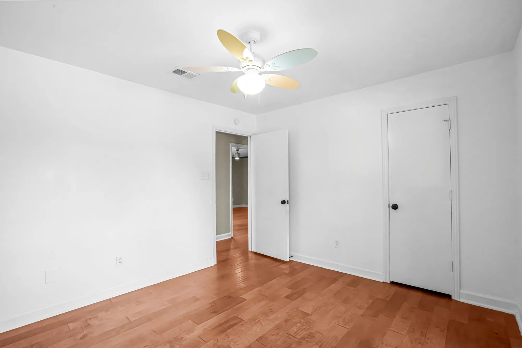 Single Family Residence For Sale in Dallas County , 2609 Still Meadow Road, Irving, Texas 75060, 3 Bedroom, 3 Bathroom, 2 Garage spaces, 2,095 Sqft, built in 1975, mls#21388429, Real Estate Agent in Irving, Homes For Sale in Dallas county, Homes For Sale in Irving, Realtor in Irving Texas, Real Estate Brokerage Independent Realty Texas, Luminita Cordes Realtor