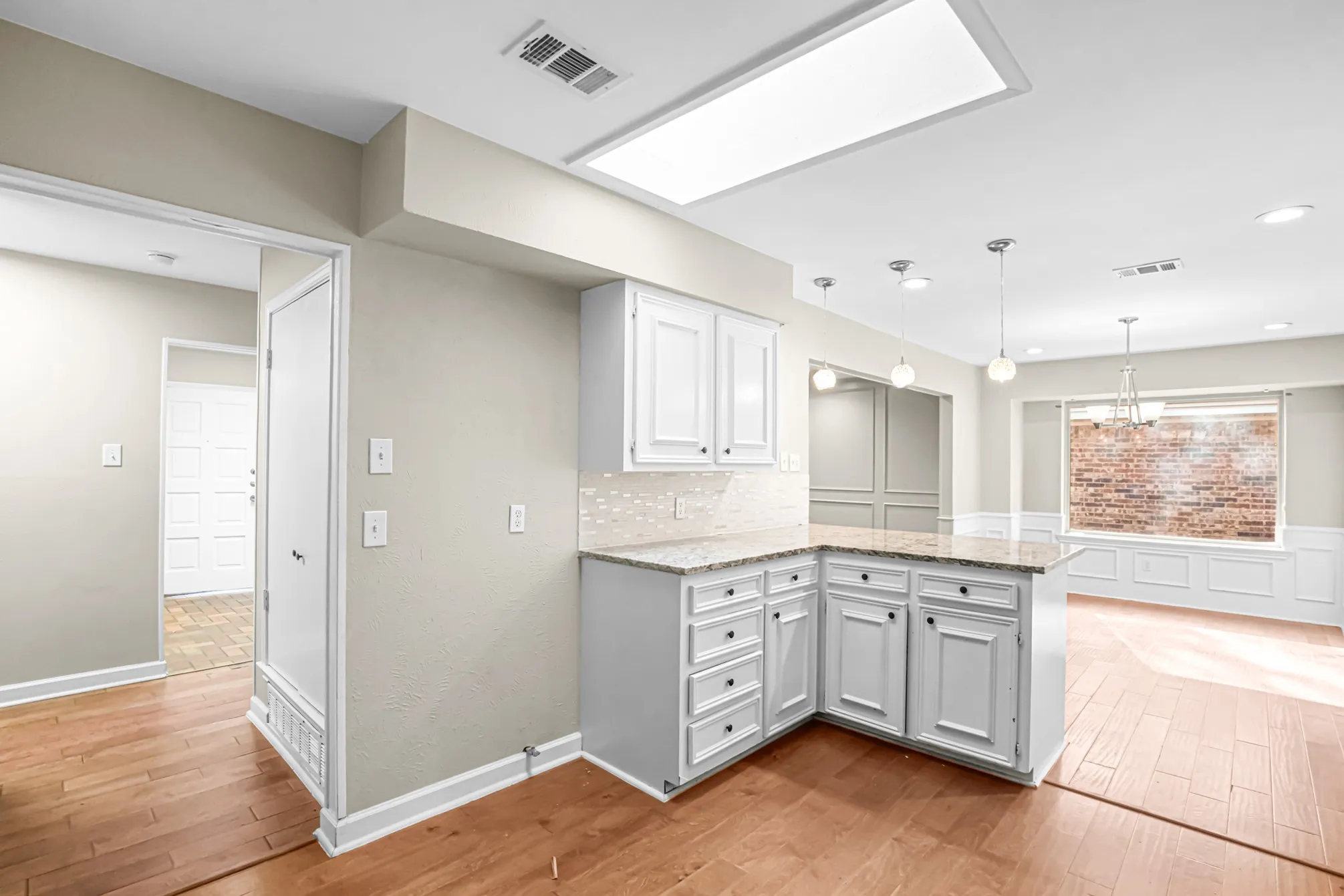 Single Family Residence For Sale in Dallas County , 2609 Still Meadow Road, Irving, Texas 75060, 3 Bedroom, 3 Bathroom, 2 Garage spaces, 2,095 Sqft, built in 1975, mls#21388429, Real Estate Agent in Irving, Homes For Sale in Dallas county, Homes For Sale in Irving, Realtor in Irving Texas, Real Estate Brokerage Independent Realty Texas, Luminita Cordes Realtor