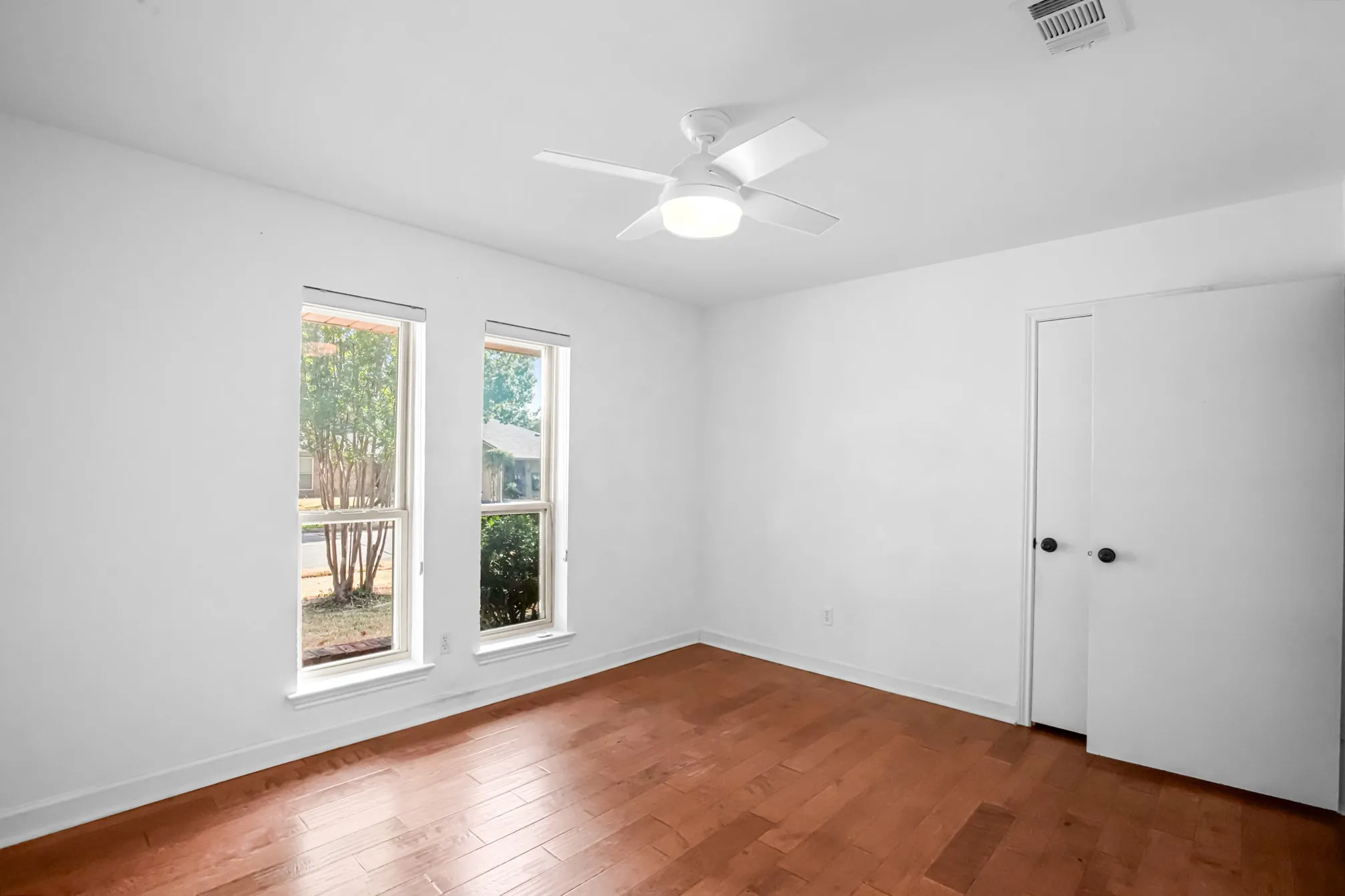 Single Family Residence For Sale in Dallas County , 2609 Still Meadow Road, Irving, Texas 75060, 3 Bedroom, 3 Bathroom, 2 Garage spaces, 2,095 Sqft, built in 1975, mls#21388429, Real Estate Agent in Irving, Homes For Sale in Dallas county, Homes For Sale in Irving, Realtor in Irving Texas, Real Estate Brokerage Independent Realty Texas, Luminita Cordes Realtor