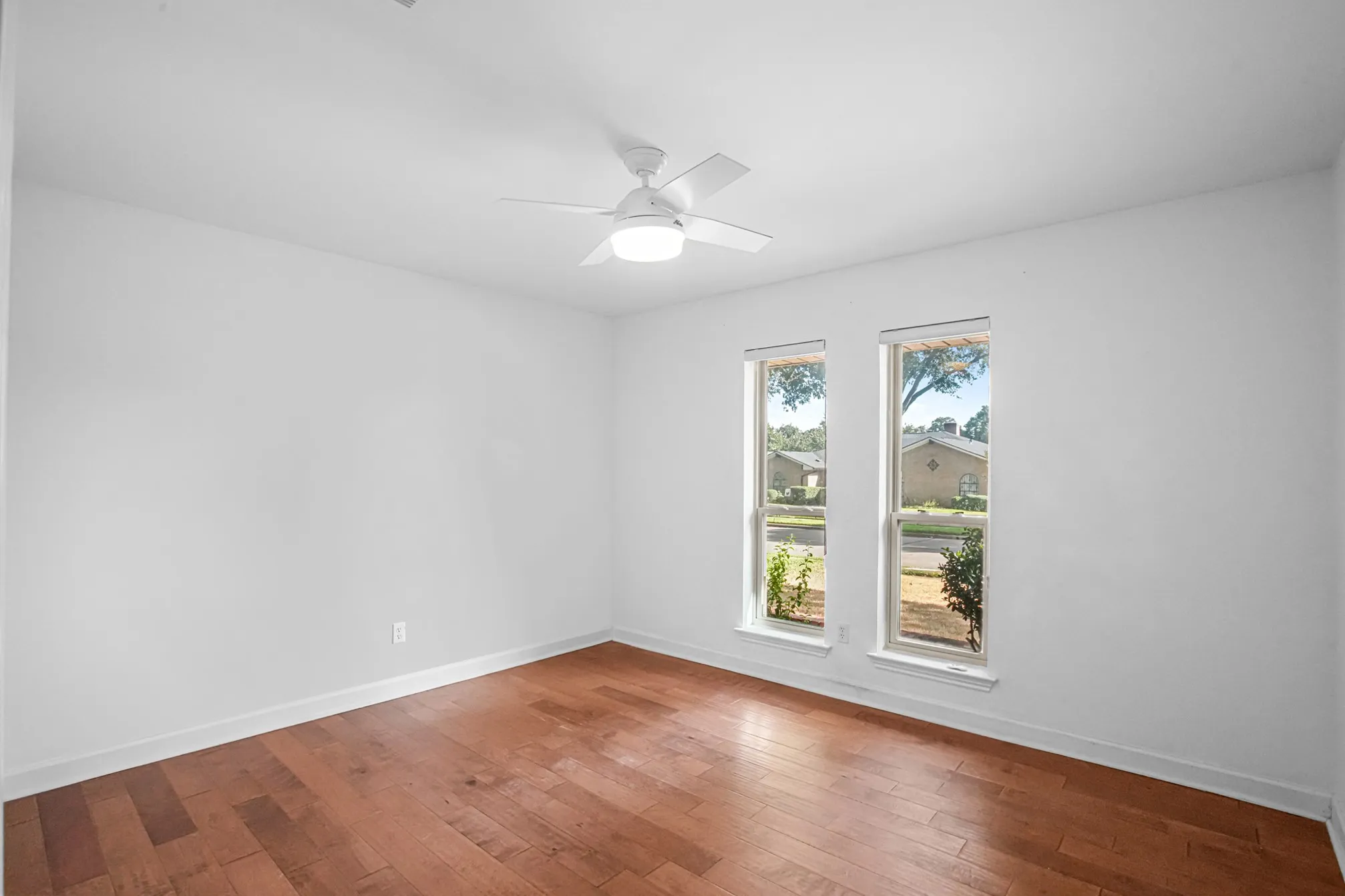 Single Family Residence For Sale in Dallas County , 2609 Still Meadow Road, Irving, Texas 75060, 3 Bedroom, 3 Bathroom, 2 Garage spaces, 2,095 Sqft, built in 1975, mls#21388429, Real Estate Agent in Irving, Homes For Sale in Dallas county, Homes For Sale in Irving, Realtor in Irving Texas, Real Estate Brokerage Independent Realty Texas, Luminita Cordes Realtor
