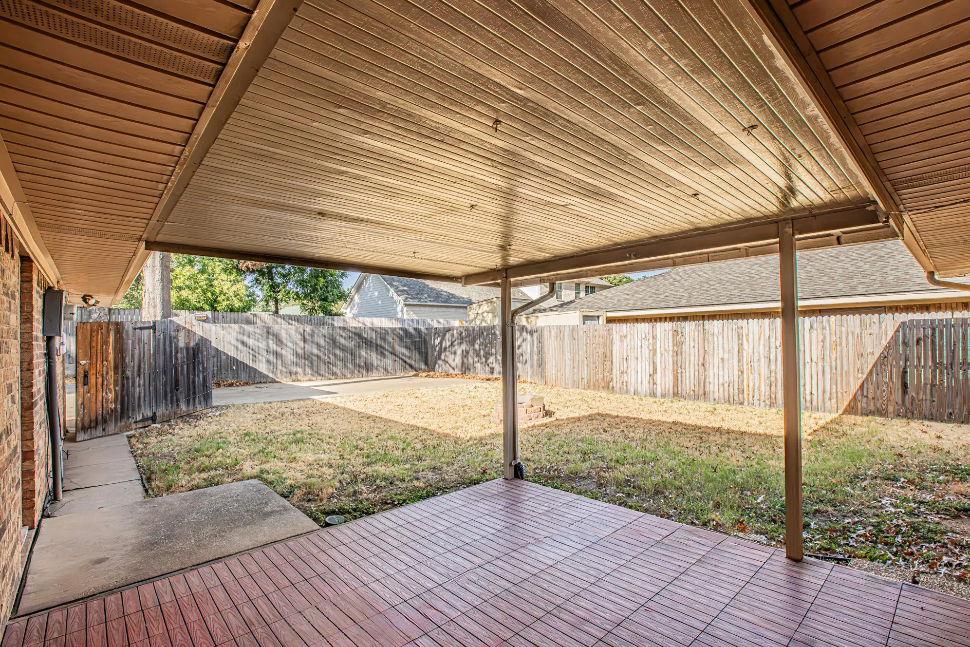 Single Family Residence For Sale in Dallas County , 2609 Still Meadow Road, Irving, Texas 75060, 3 Bedroom, 3 Bathroom, 2 Garage spaces, 2,095 Sqft, built in 1975, mls#21388429, Real Estate Agent in Irving, Homes For Sale in Dallas county, Homes For Sale in Irving, Realtor in Irving Texas, Real Estate Brokerage Independent Realty Texas, Luminita Cordes Realtor
